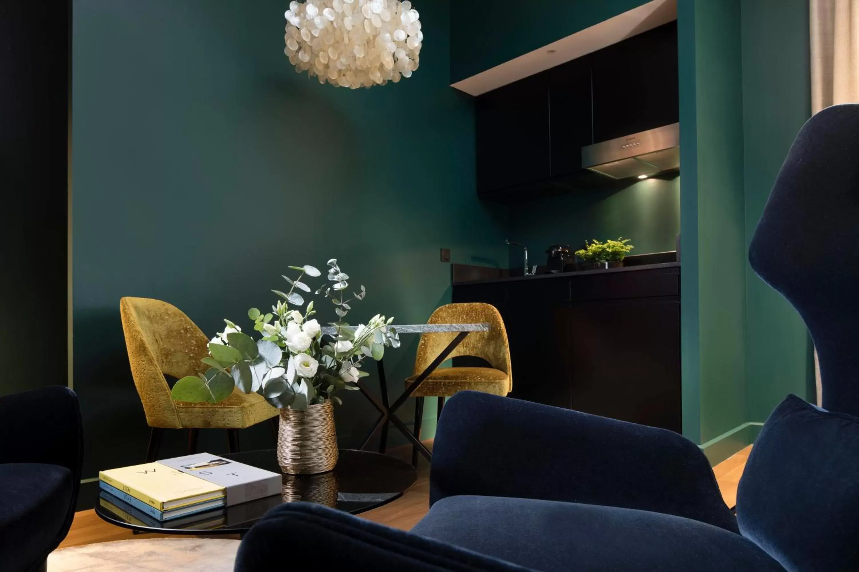 Kitchen or kitchenette, Seating Area in Hôtel Cardinal Bordeaux Centre