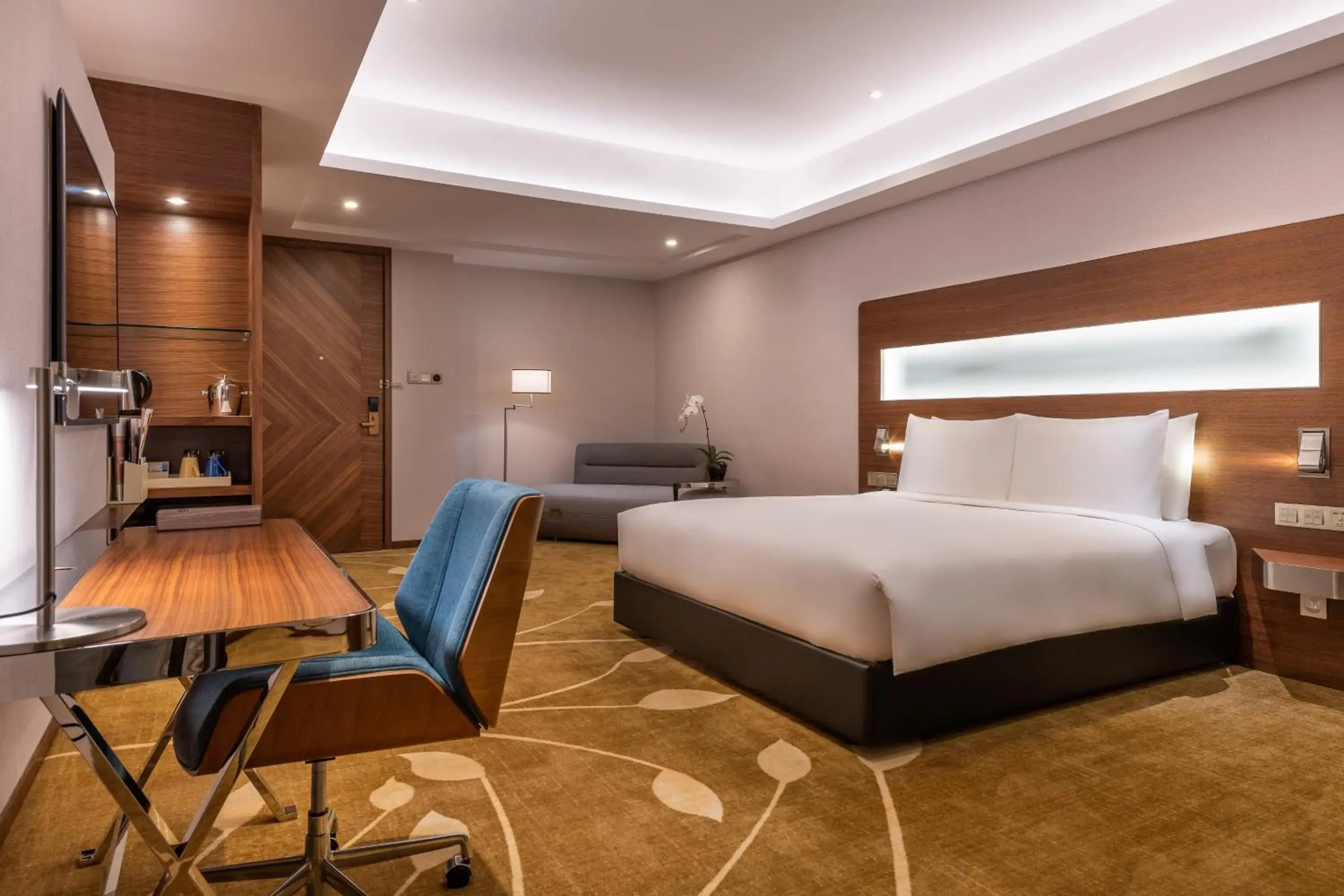 Photo of the whole room, Bed in Novotel Shanghai Hongqiao