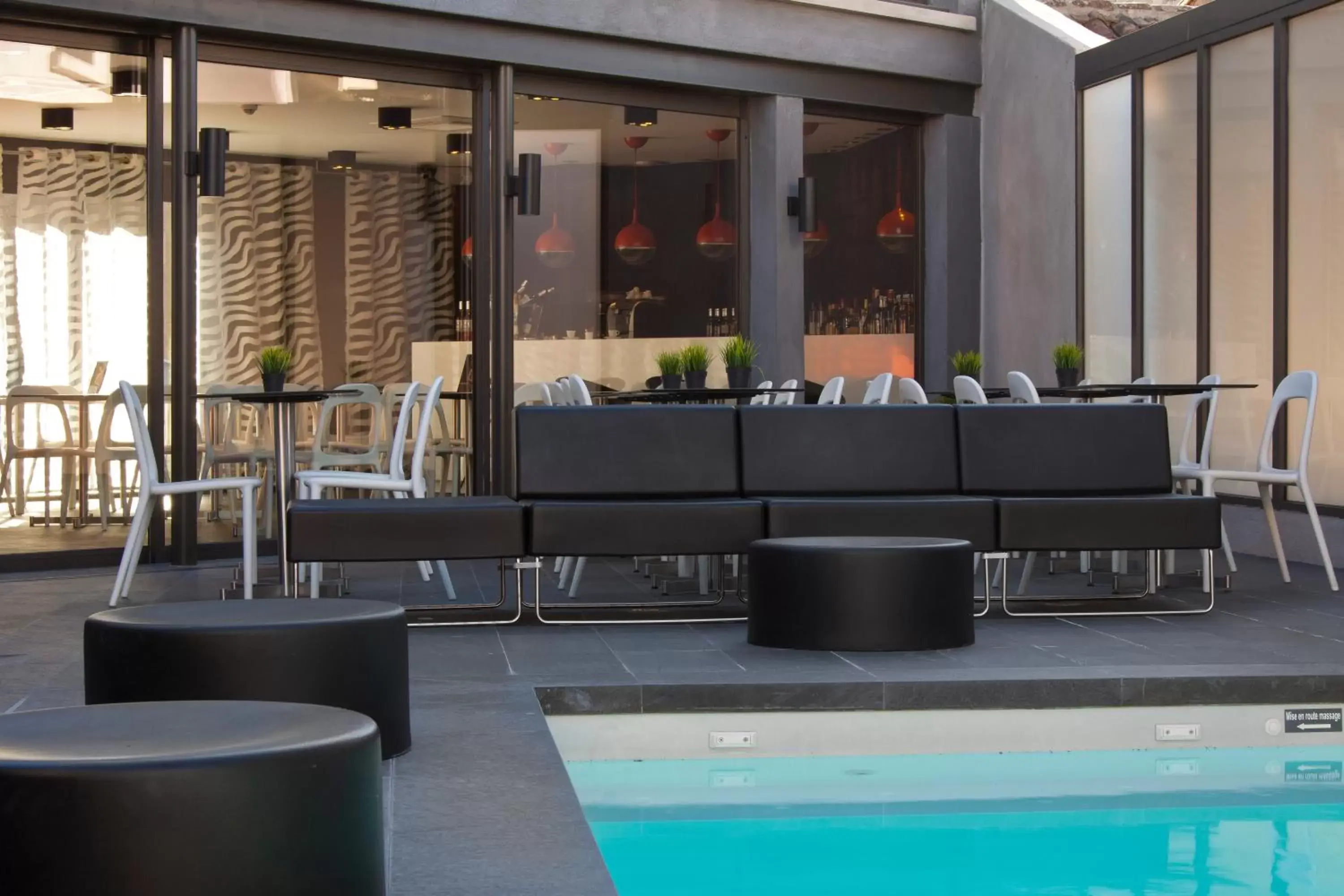 Swimming pool, Lounge/Bar in Hôtel De L'octroi
