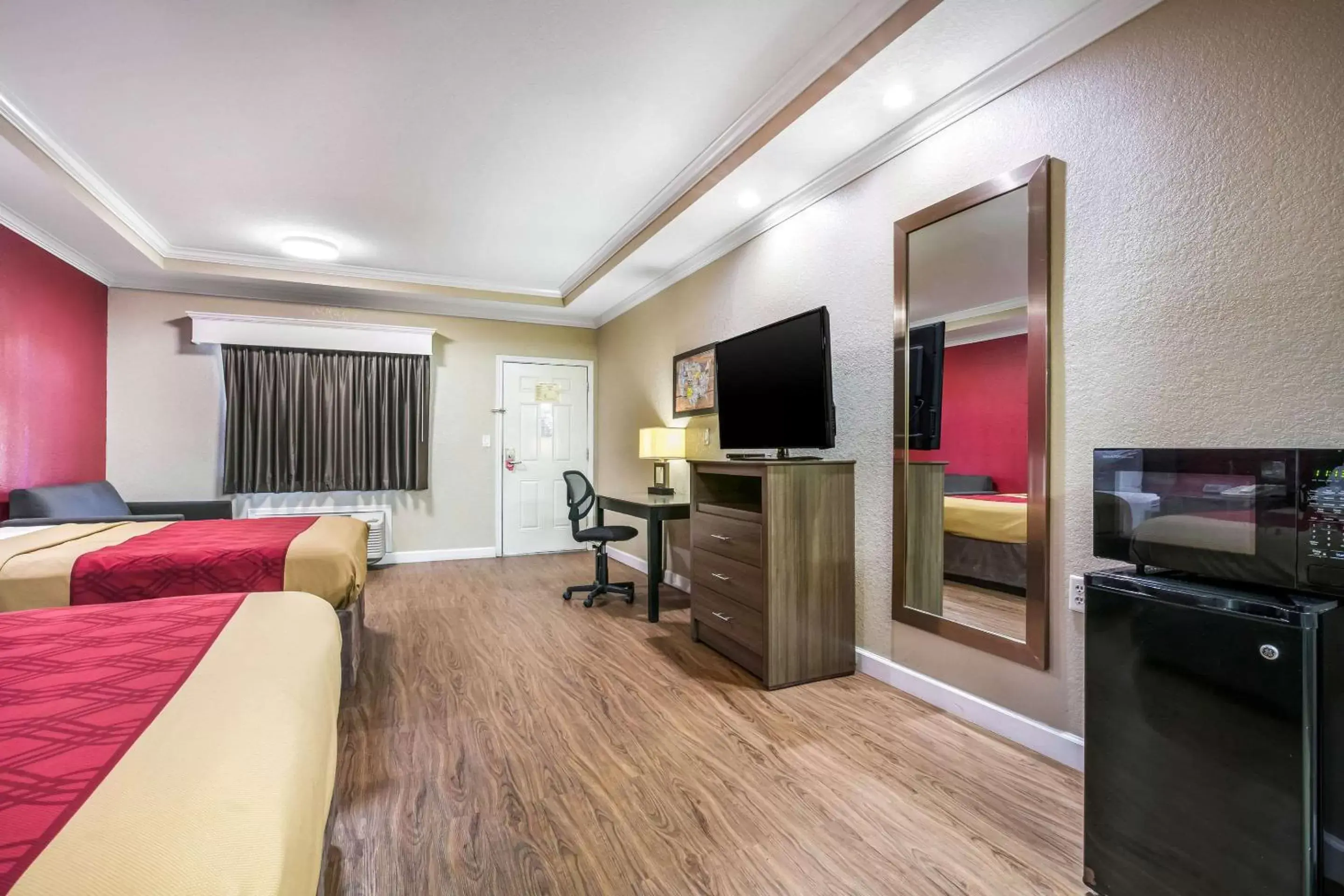 Photo of the whole room, TV/Entertainment Center in Econo Lodge Inn & Suites Horn Lake