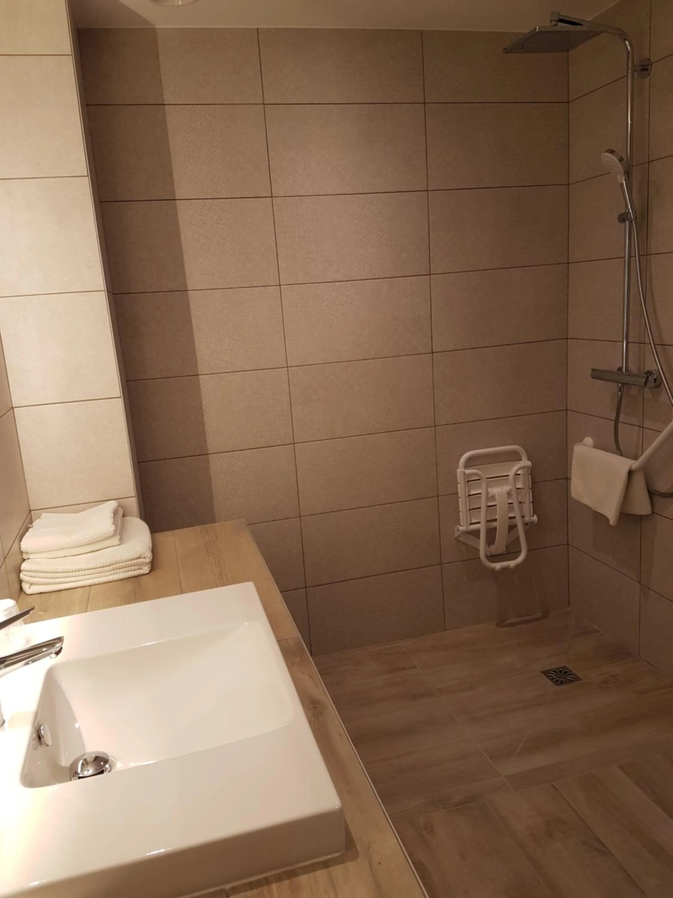 Shower in Logis Auberge Saint Simond