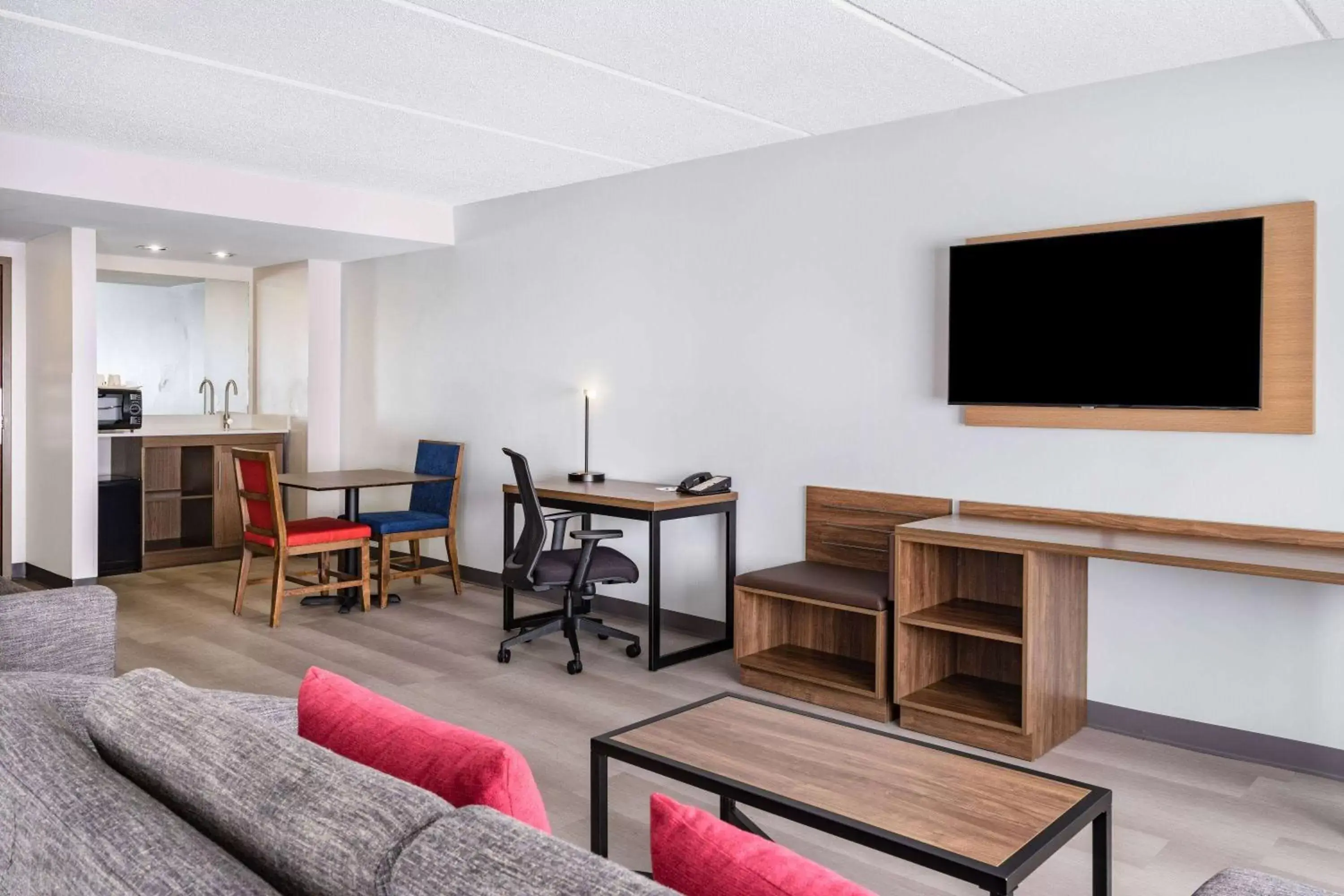 Bed, Seating Area in Wingate by Wyndham Atlanta-Duluth