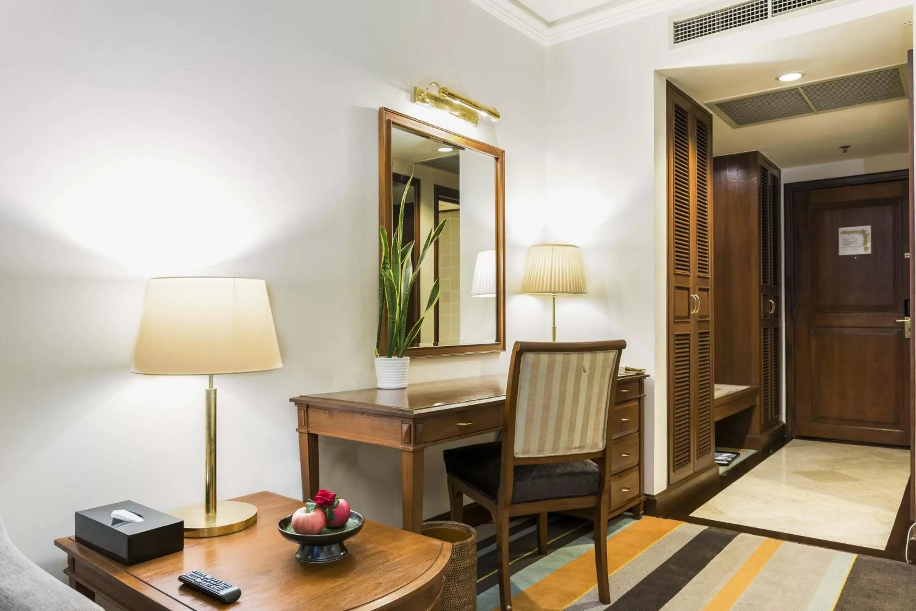 Bedroom, Seating Area in Chatrium Hotel Royal Lake Yangon