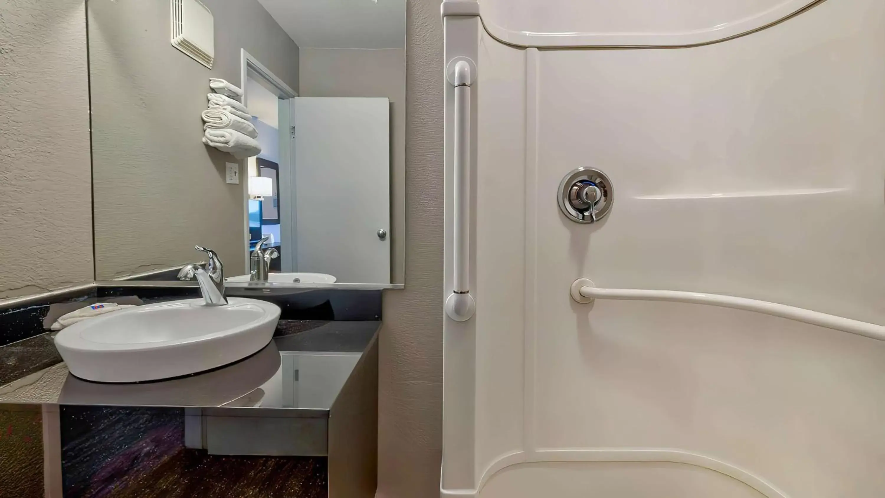 Bedroom, Bathroom in Motel 6-Santa Rosa, NM