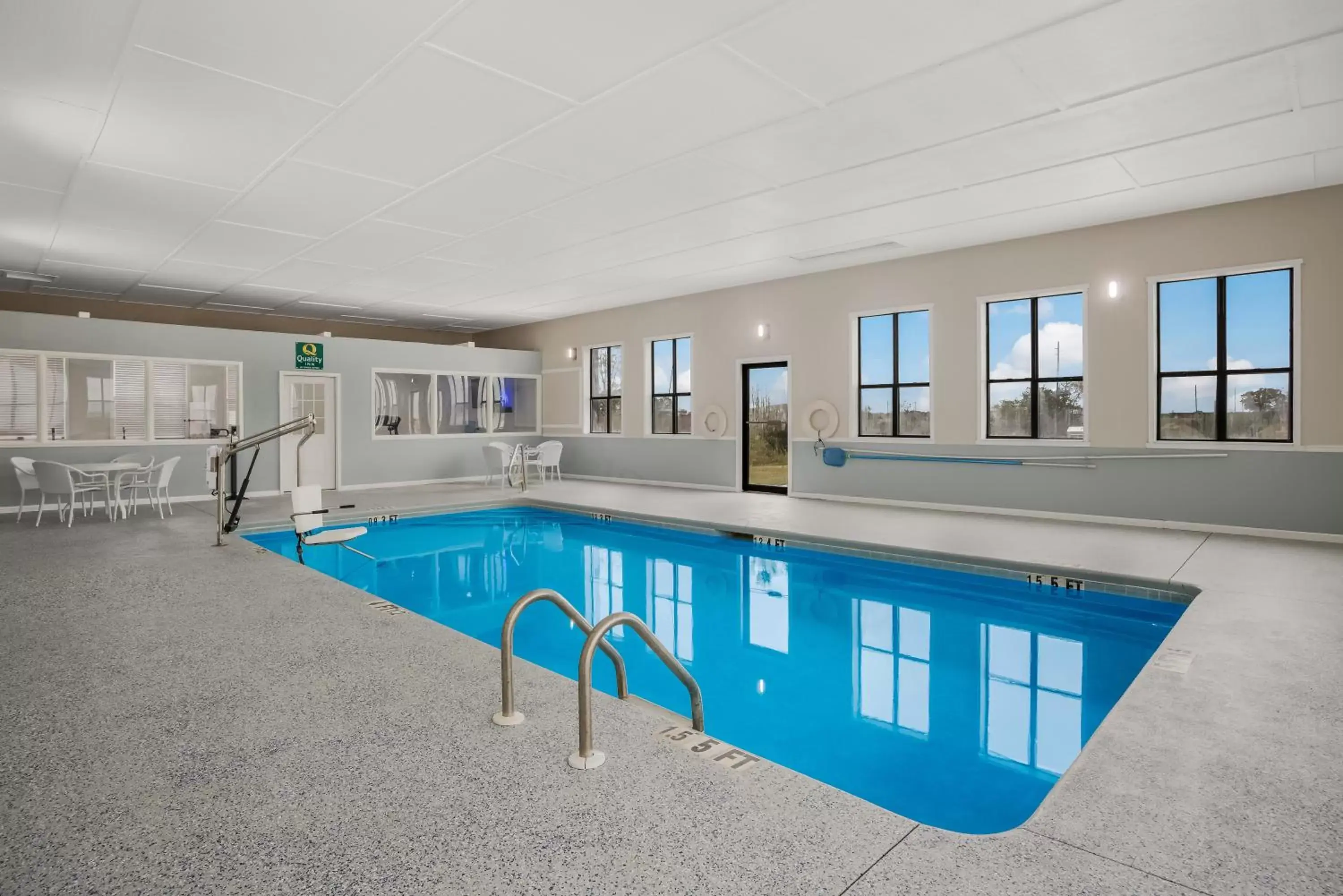 Swimming Pool in Quality Inn