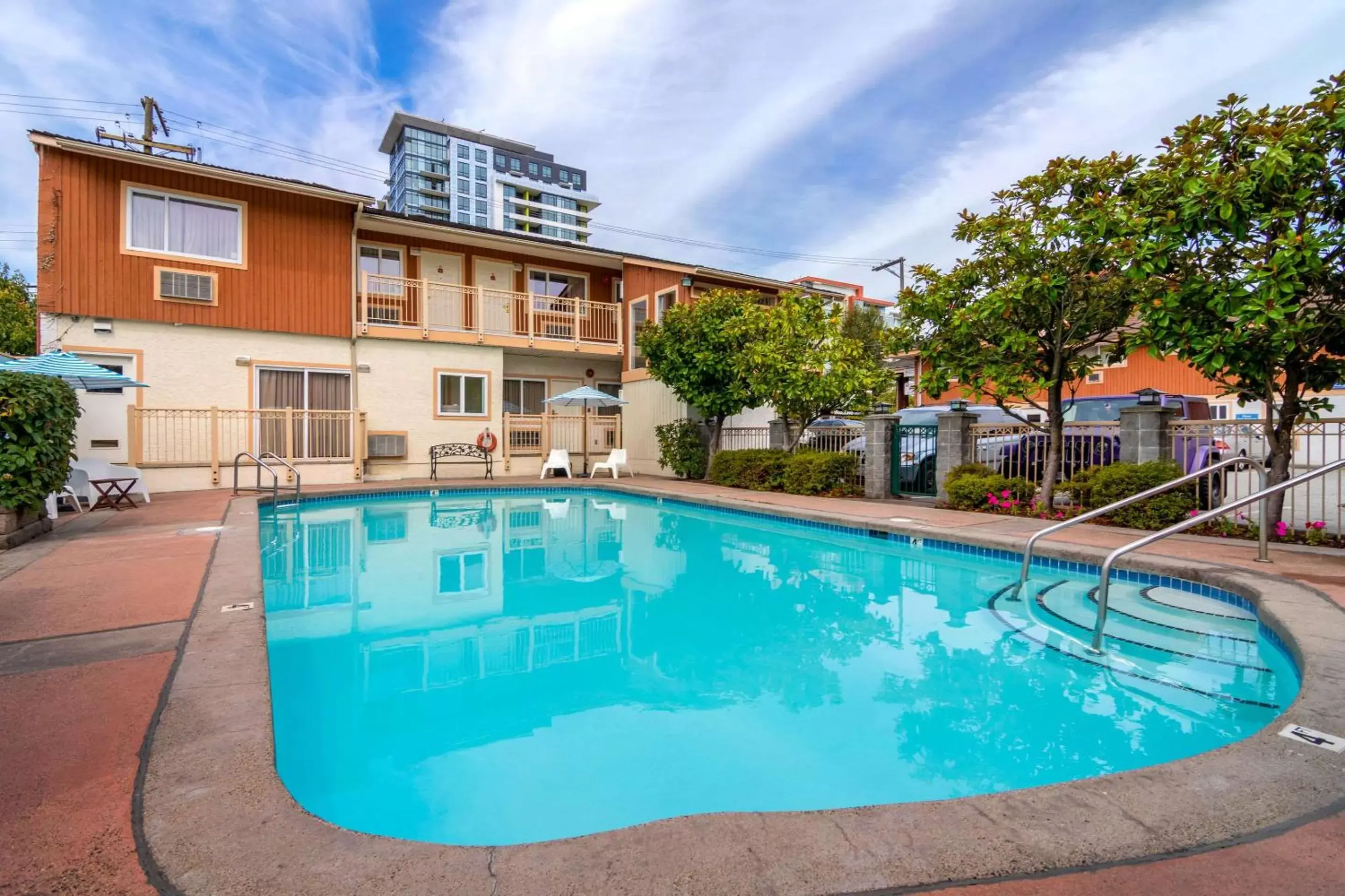 Swimming Pool in Econo Lodge Inn & Suites - North Vancouver