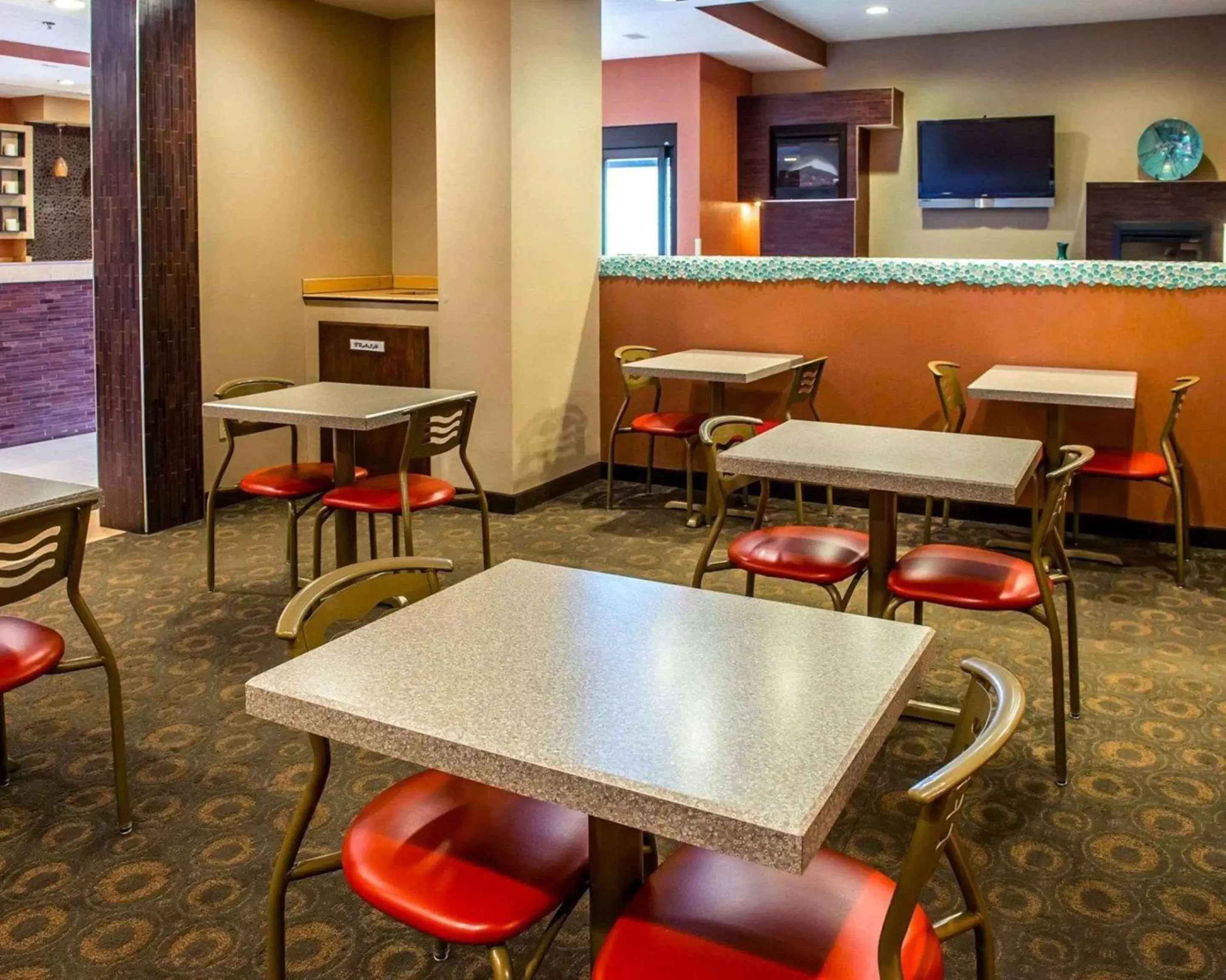 Restaurant/Places to Eat in Comfort Suites Monaca