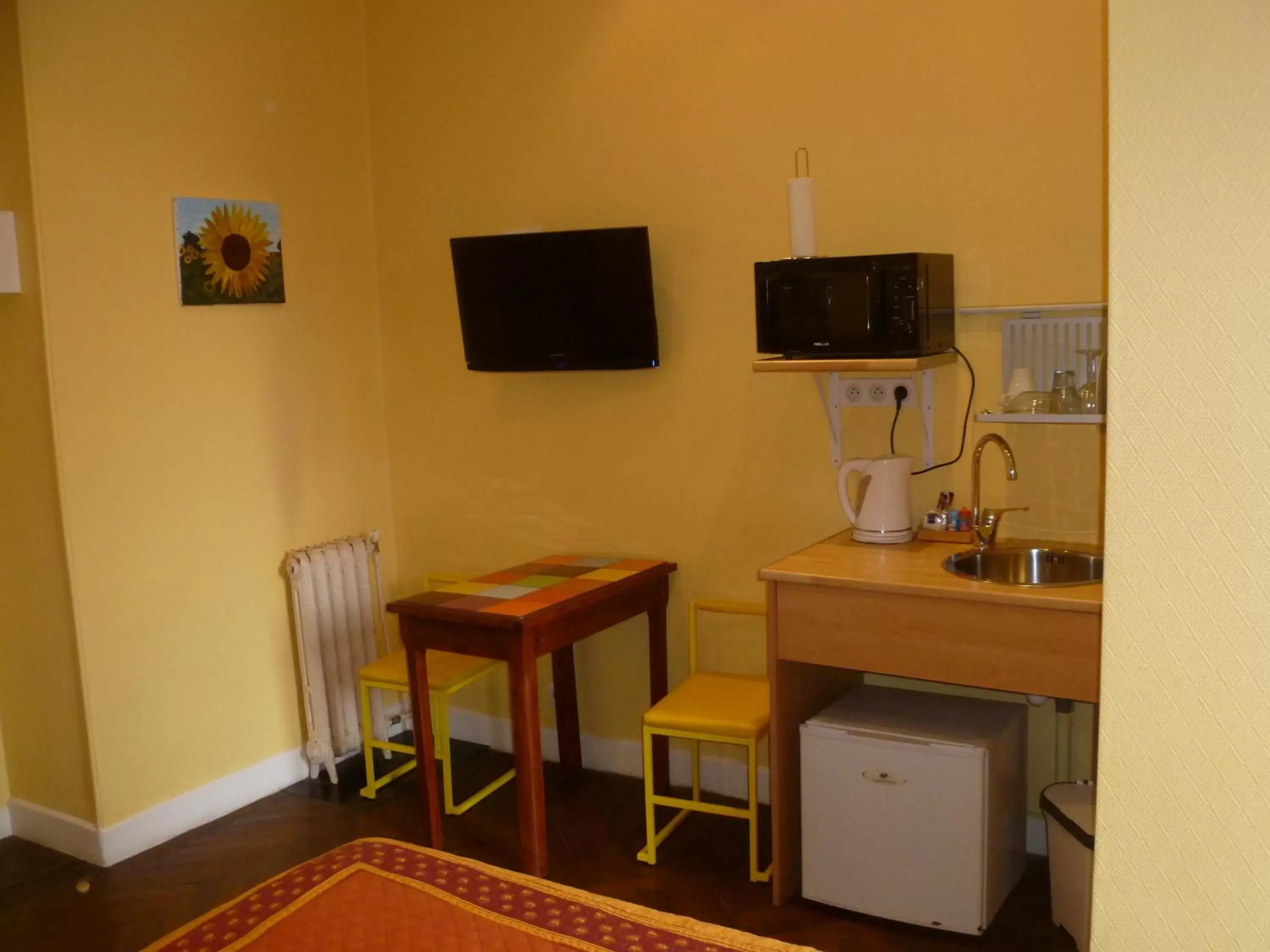 Coffee/tea facilities, TV/Entertainment Center in Hotel Victor Hugo Nice