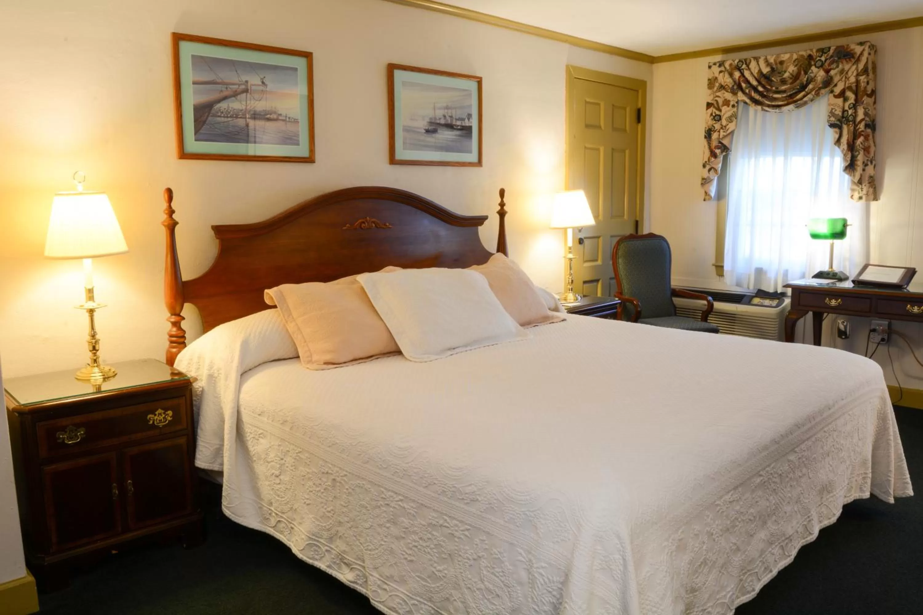 King Room in Lamies Inn & The Old Salt Tavern