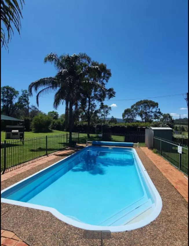 Swimming pool in Aberdeen Motel