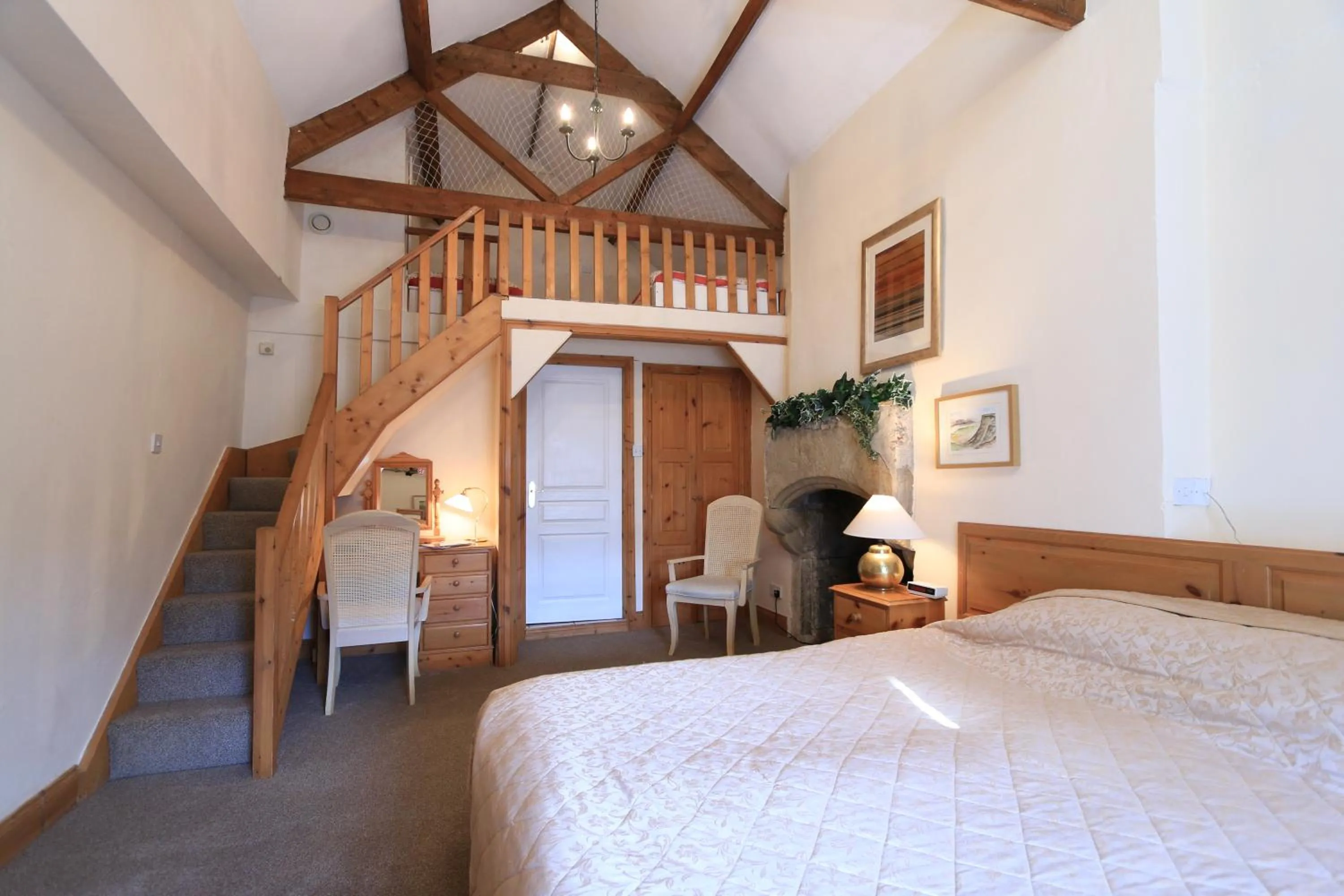 Photo of the whole room, Bed in Centre Of Britain Hotel