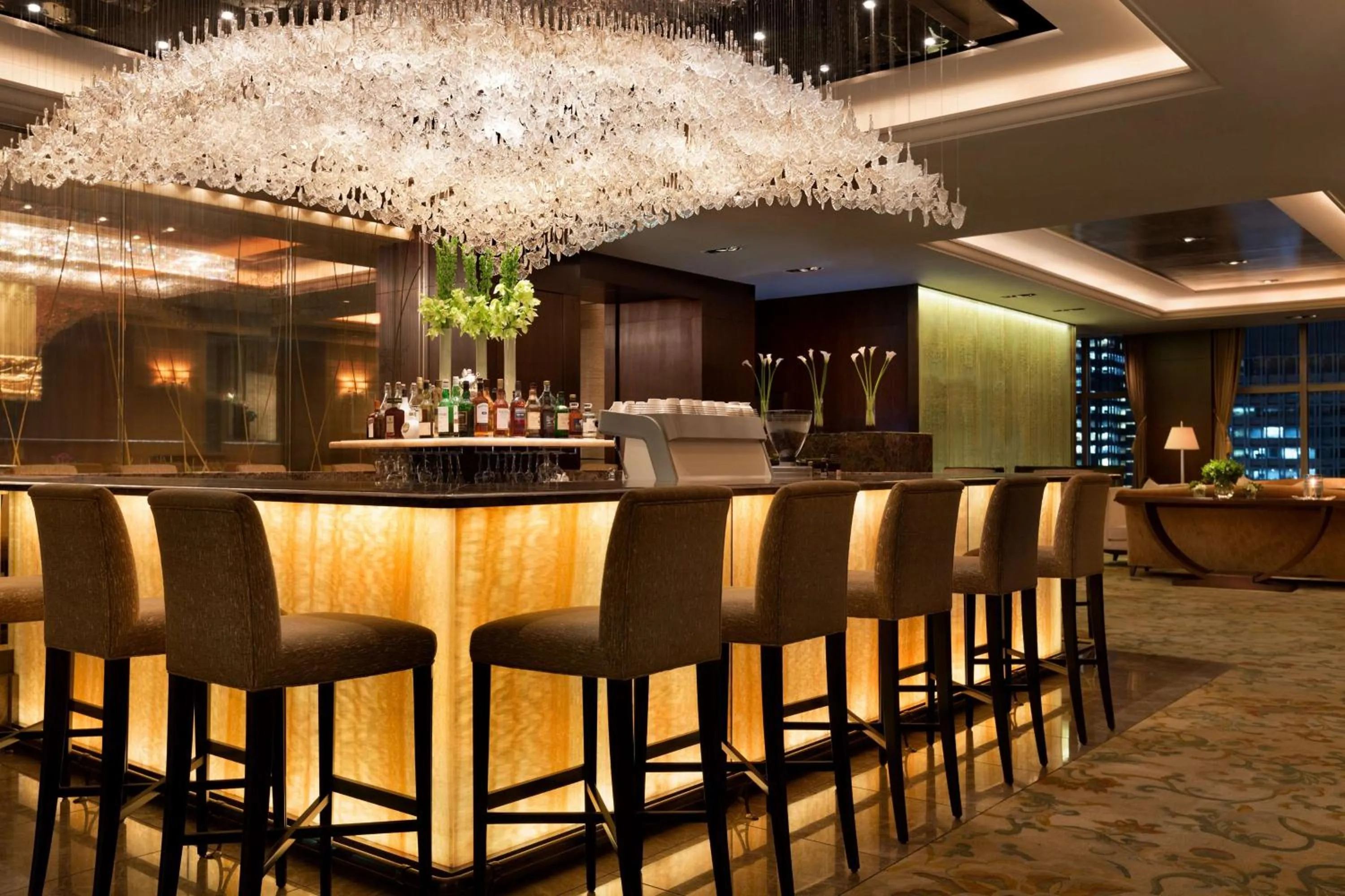 Lounge or bar in Shangri-La Tokyo