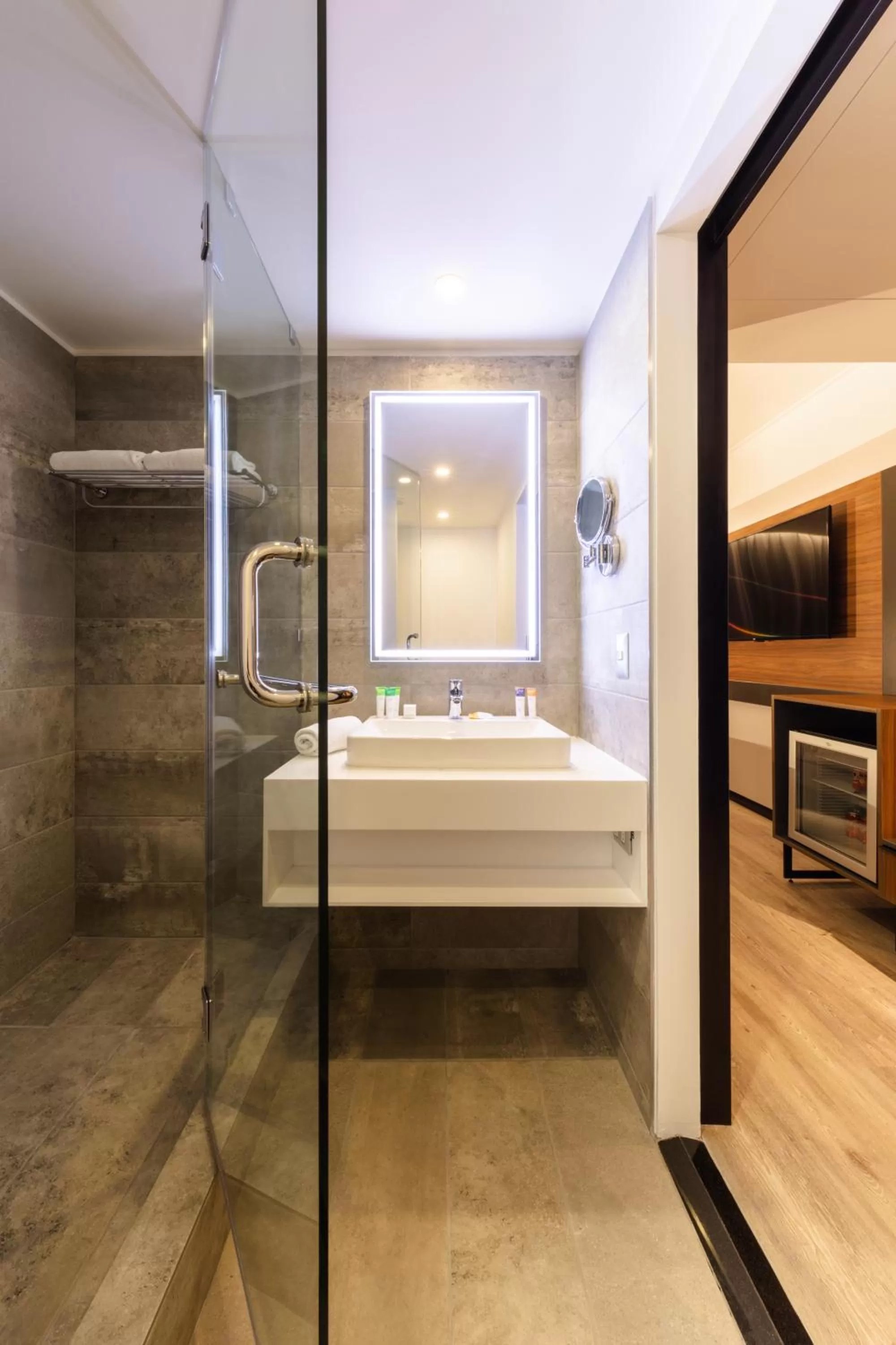 Shower, Bed in Novotel Santiago Providencia