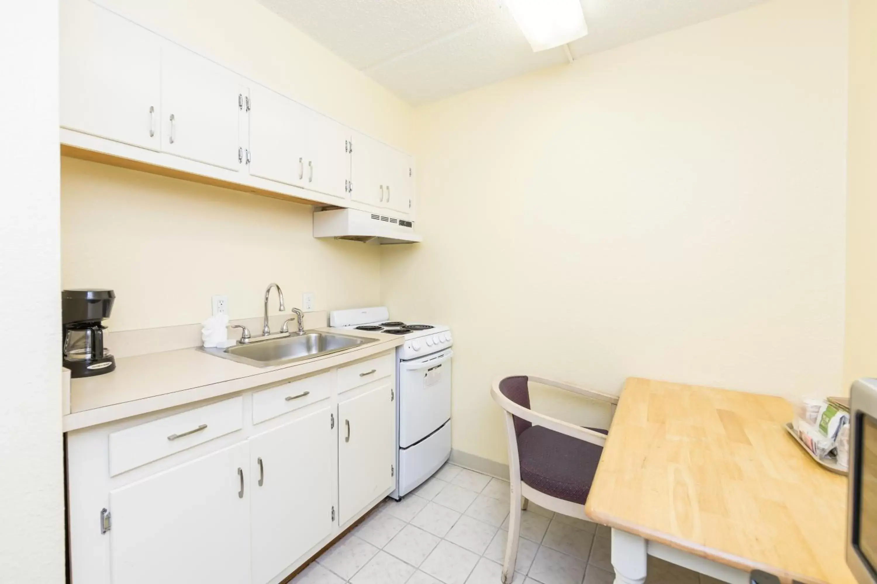 Kitchen or kitchenette, Kitchen/Kitchenette in Ocean Coast Hotel at the Beach Amelia Island