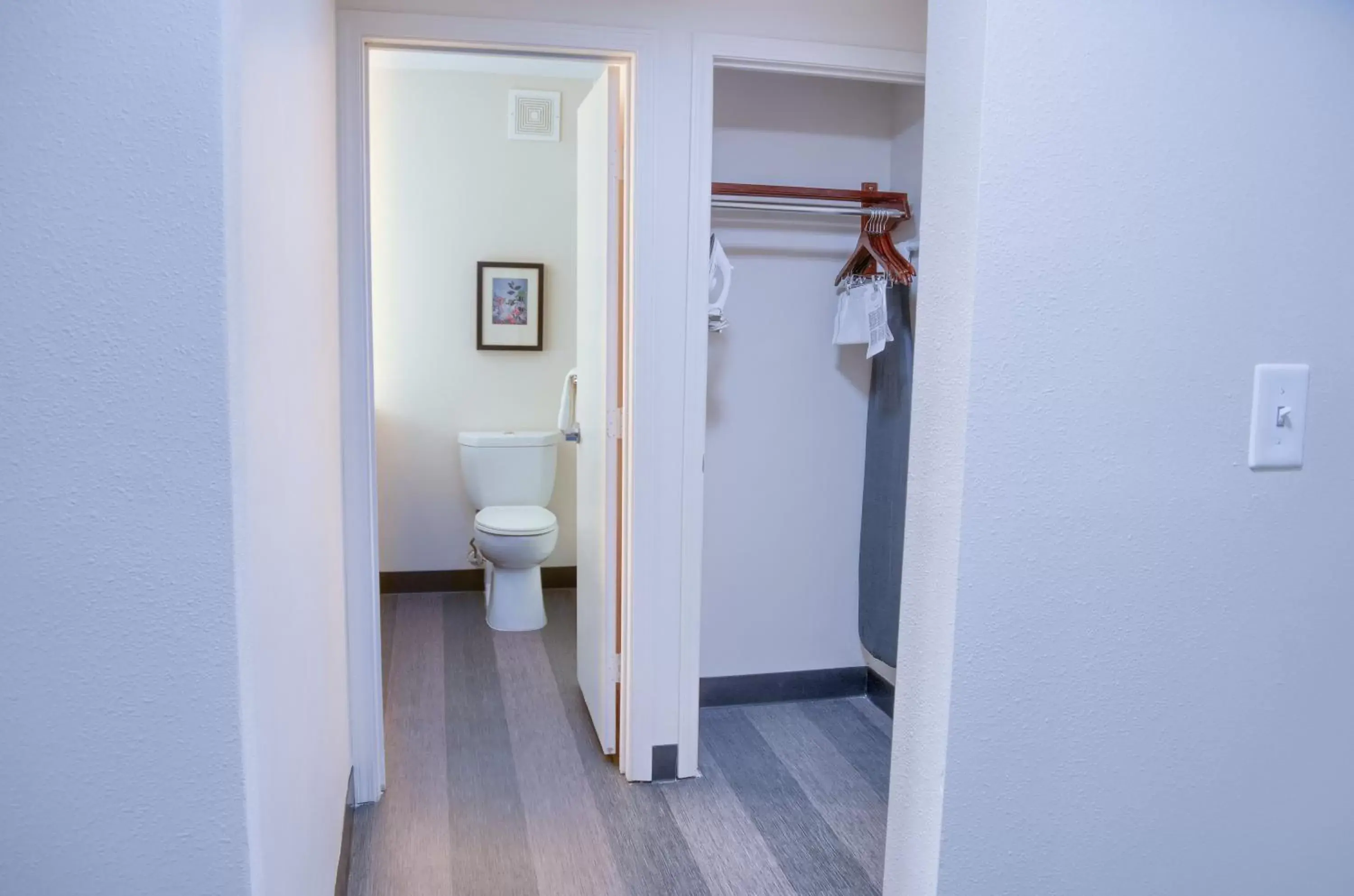 Photo of the whole room, Bathroom in Holiday Inn Mobile West I-10, an IHG Hotel