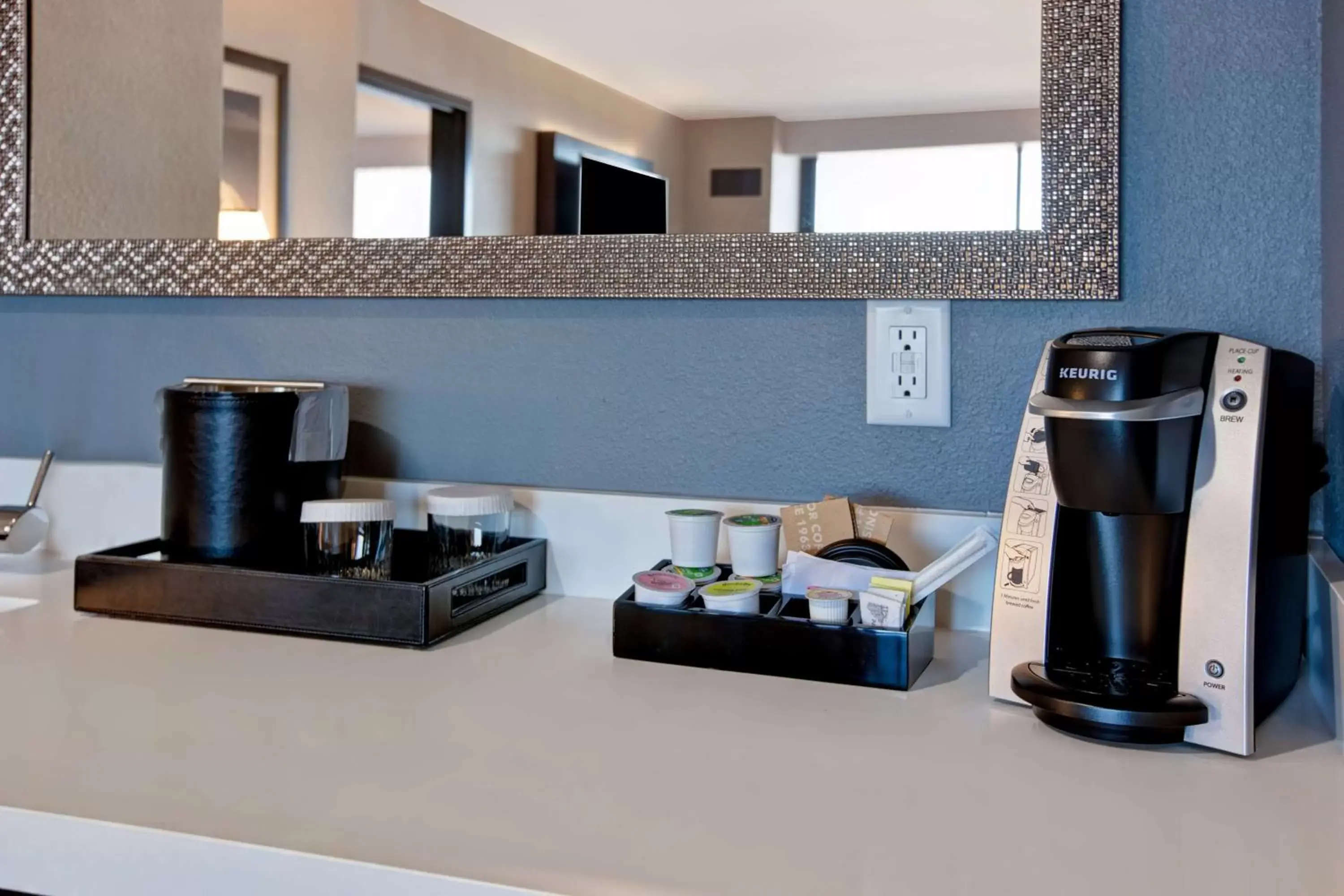 Photo of the whole room, Coffee/Tea Facilities in Embassy Suites By Hilton Oklahoma City Northwest