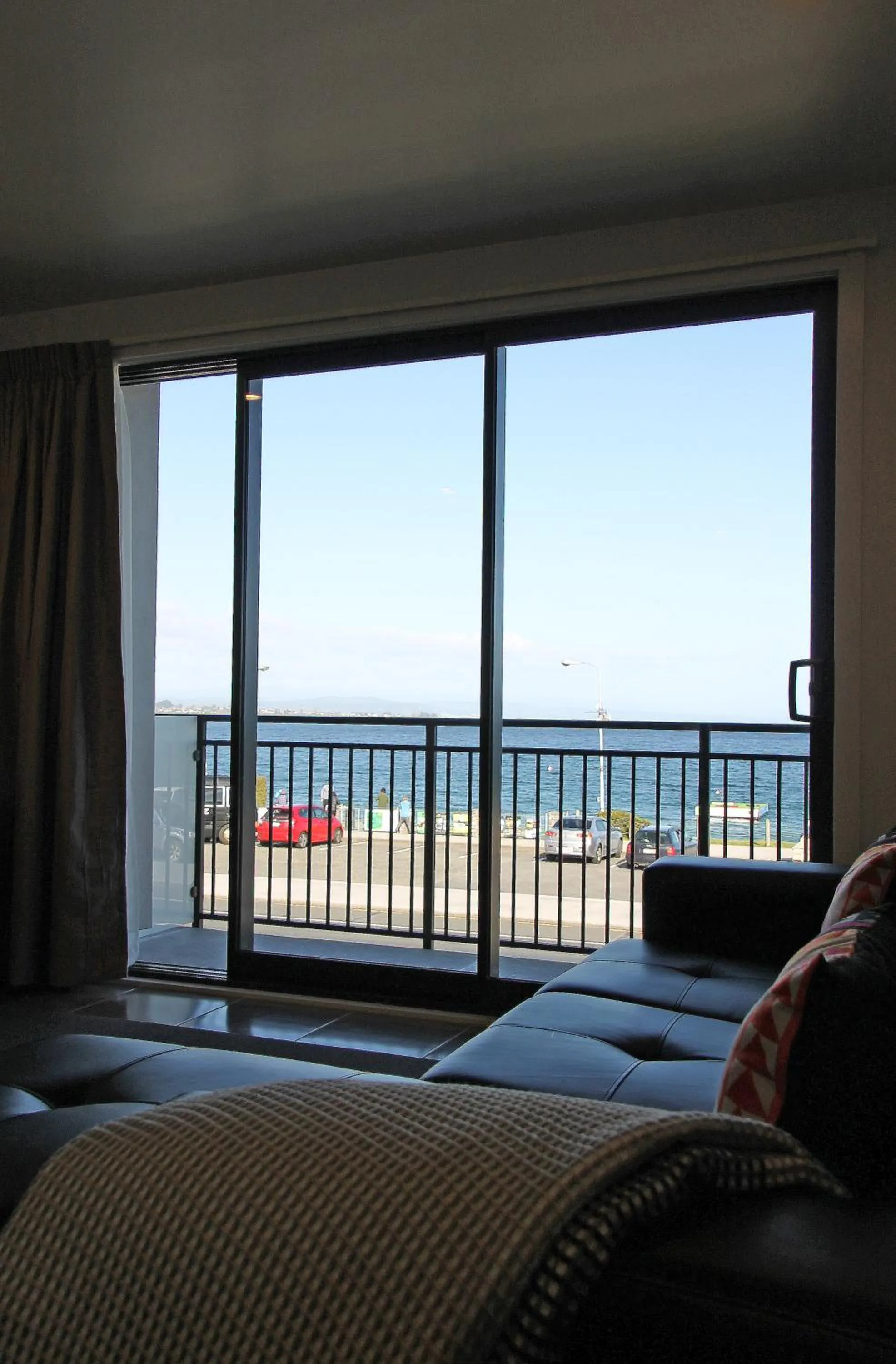 Balcony/Terrace, Bed in Acacia Lake View Motel