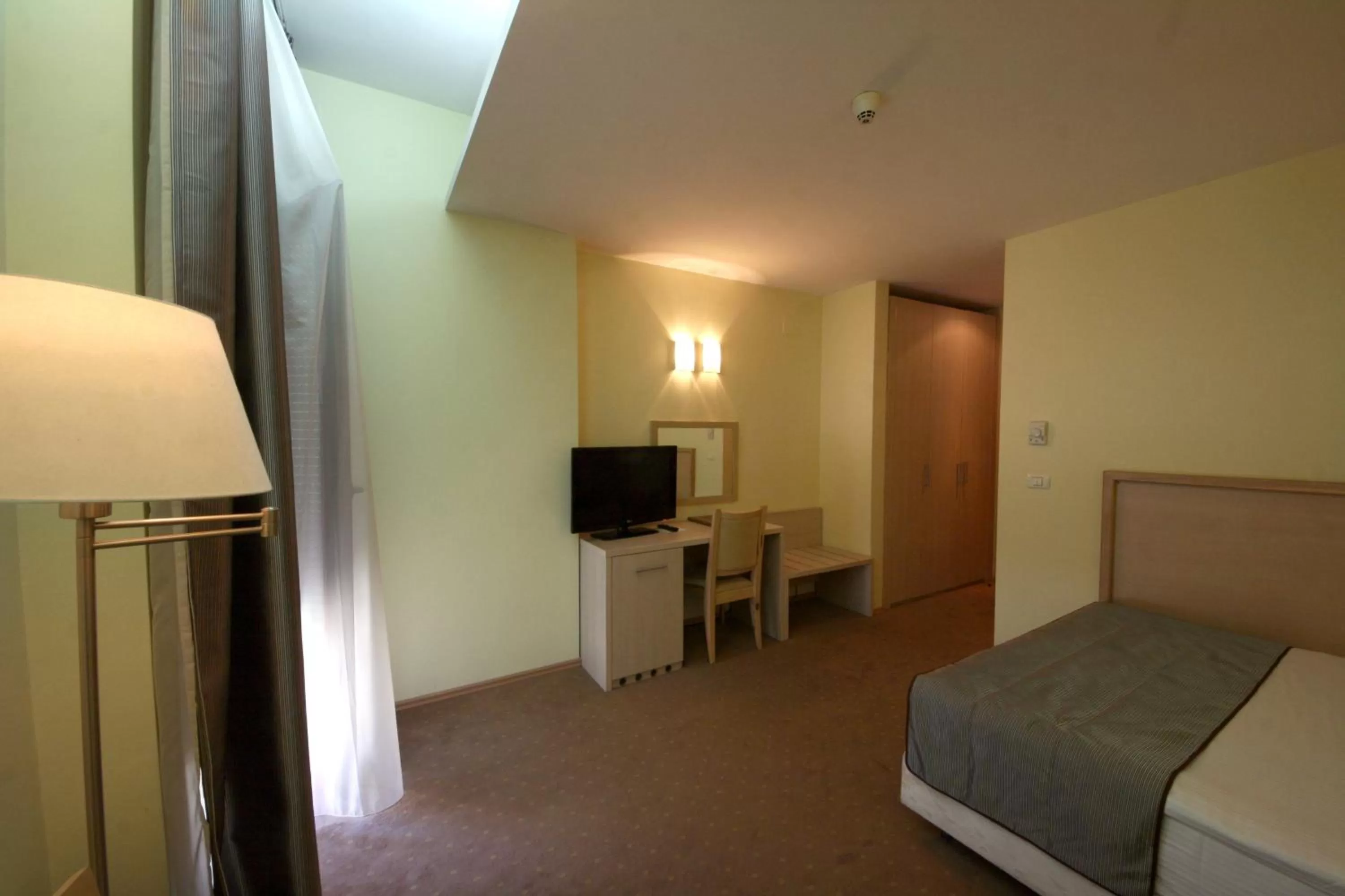 Photo of the whole room, Bed in Savoy Hotel