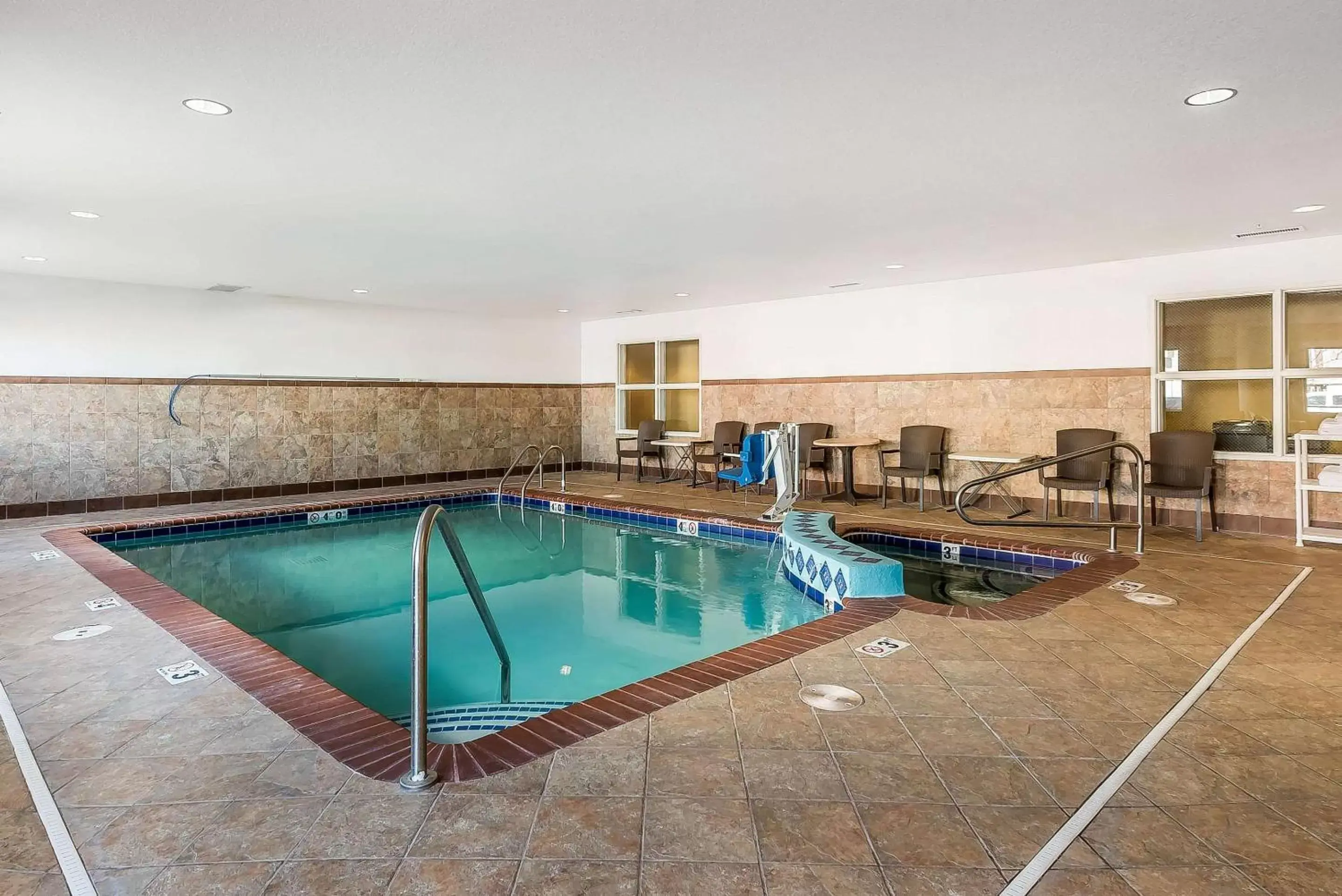 Swimming Pool in Comfort Suites Longmont