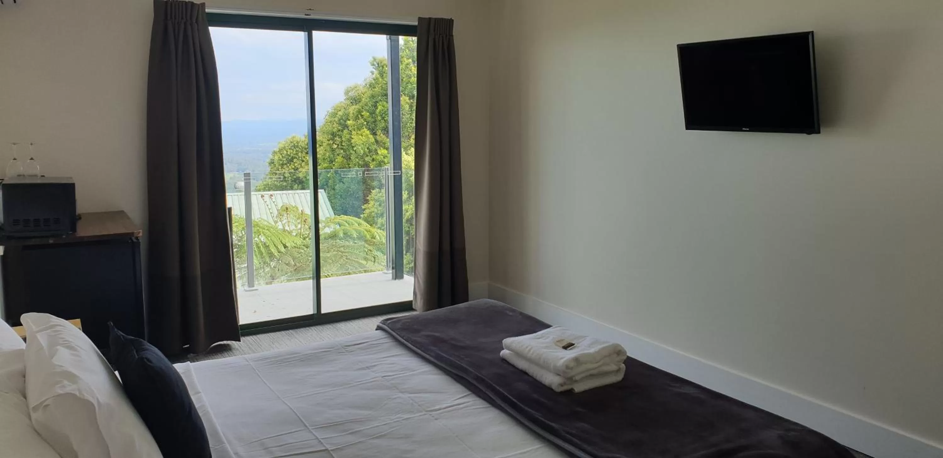 Bed, TV/Entertainment Center in Tranquil Park