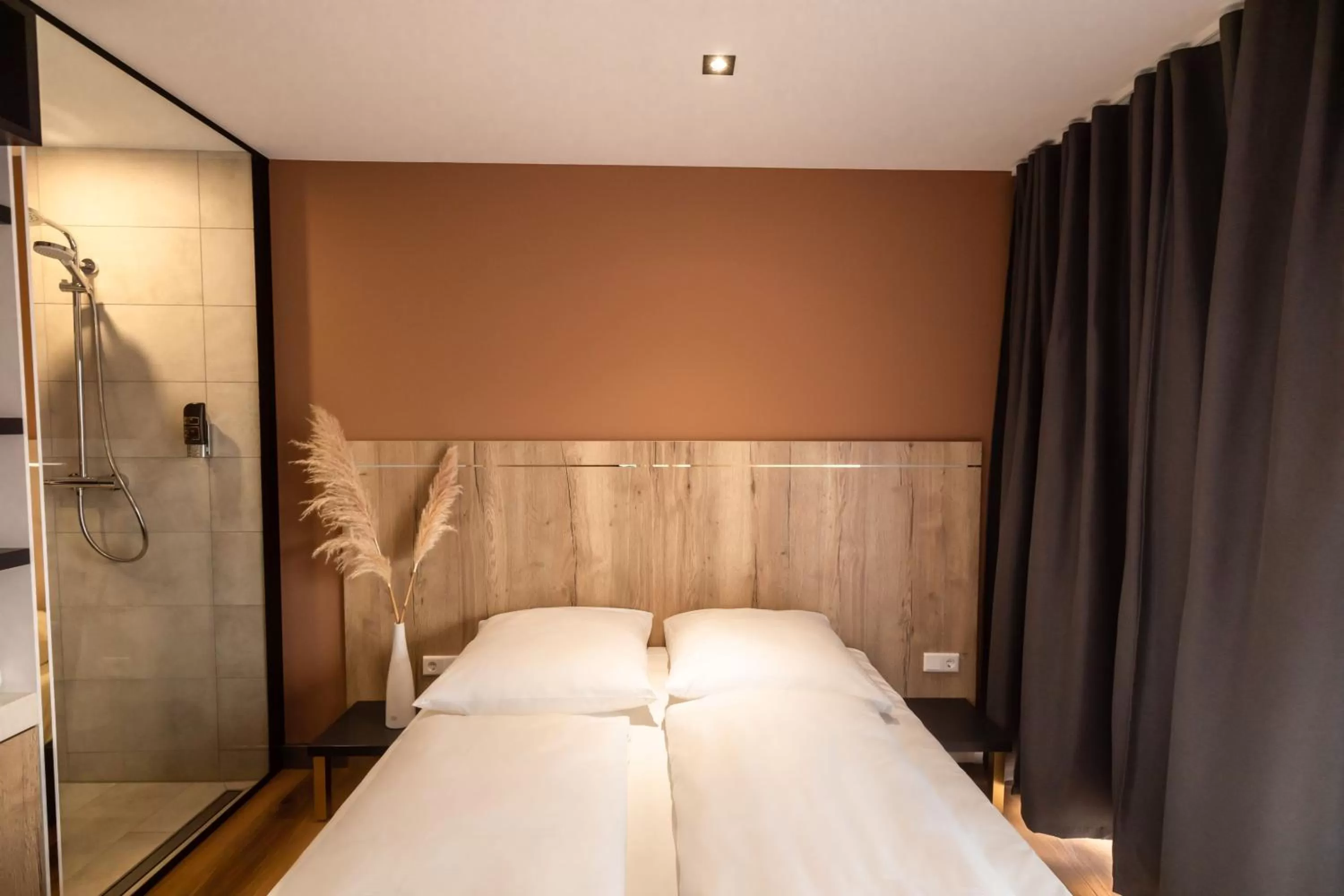 Staff, Bed in 24Seven Hotel Schwabach