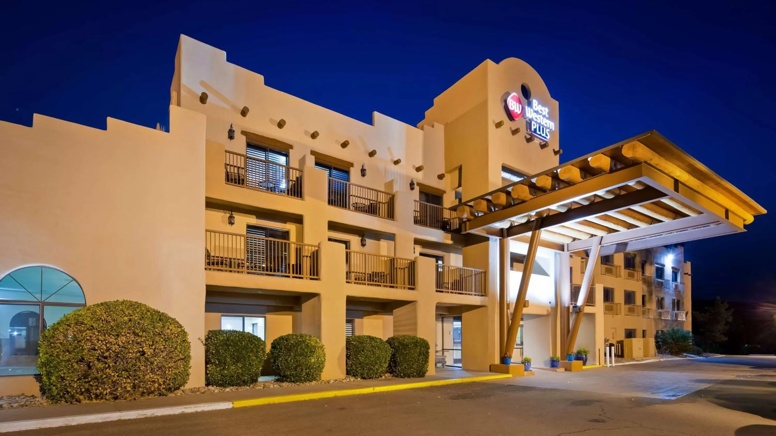 Property building in Best Western Plus Inn of Santa Fe
