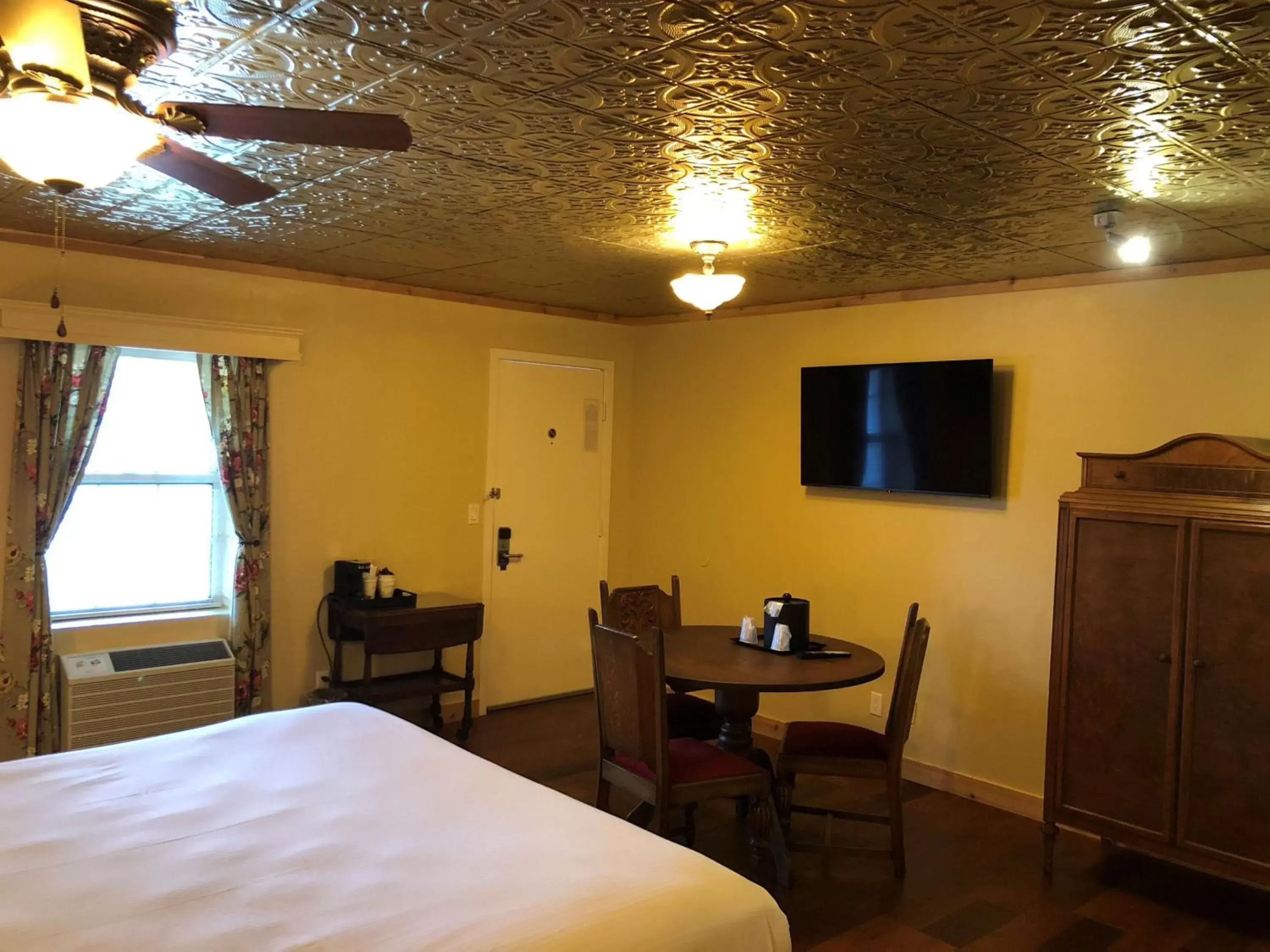 Photo of the whole room, TV/Entertainment Center in Best Western Route 66 Rail Haven