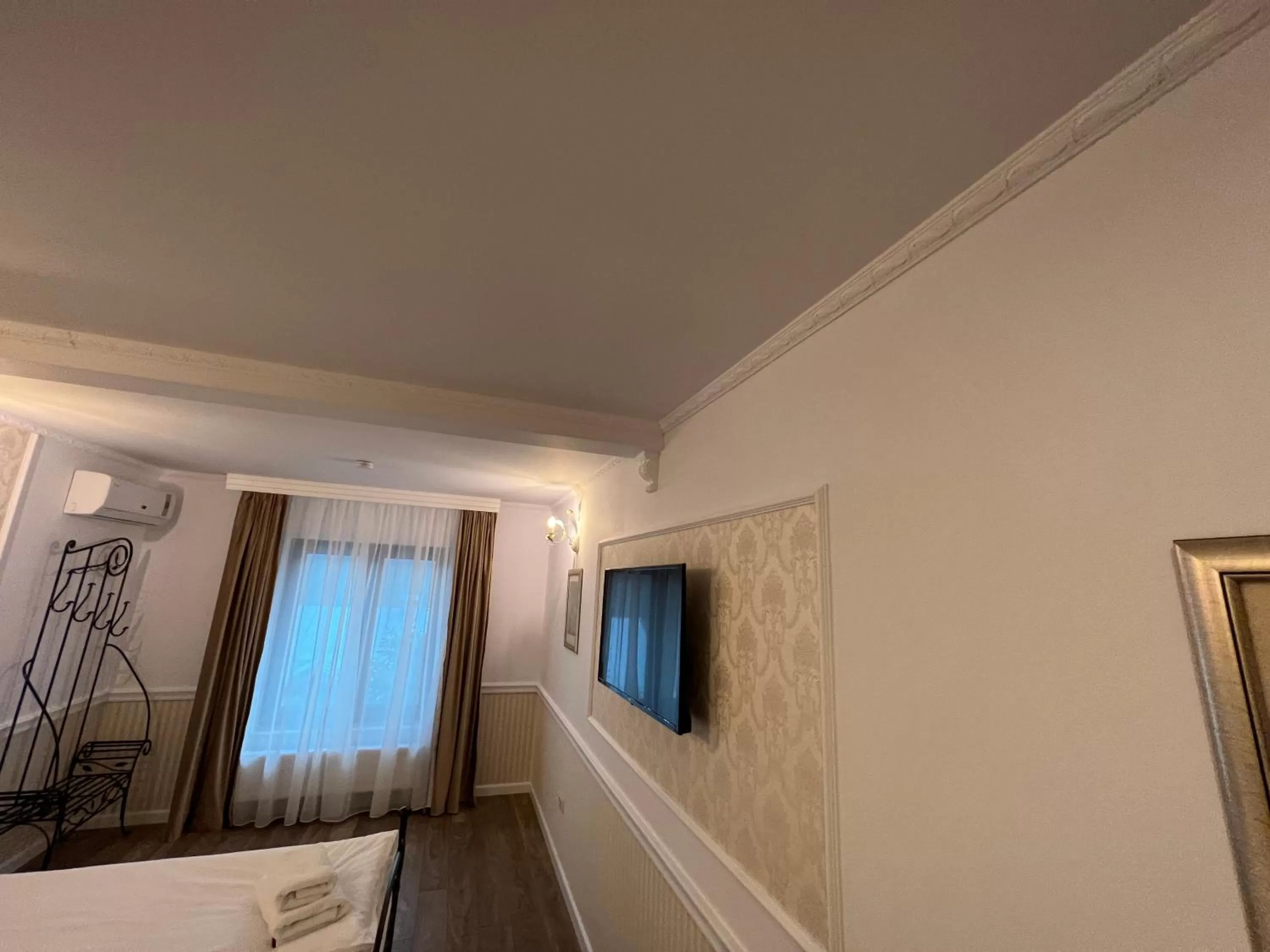 TV and multimedia in Hotel Boutique Cathedral Plaza Residences room for rent downtown