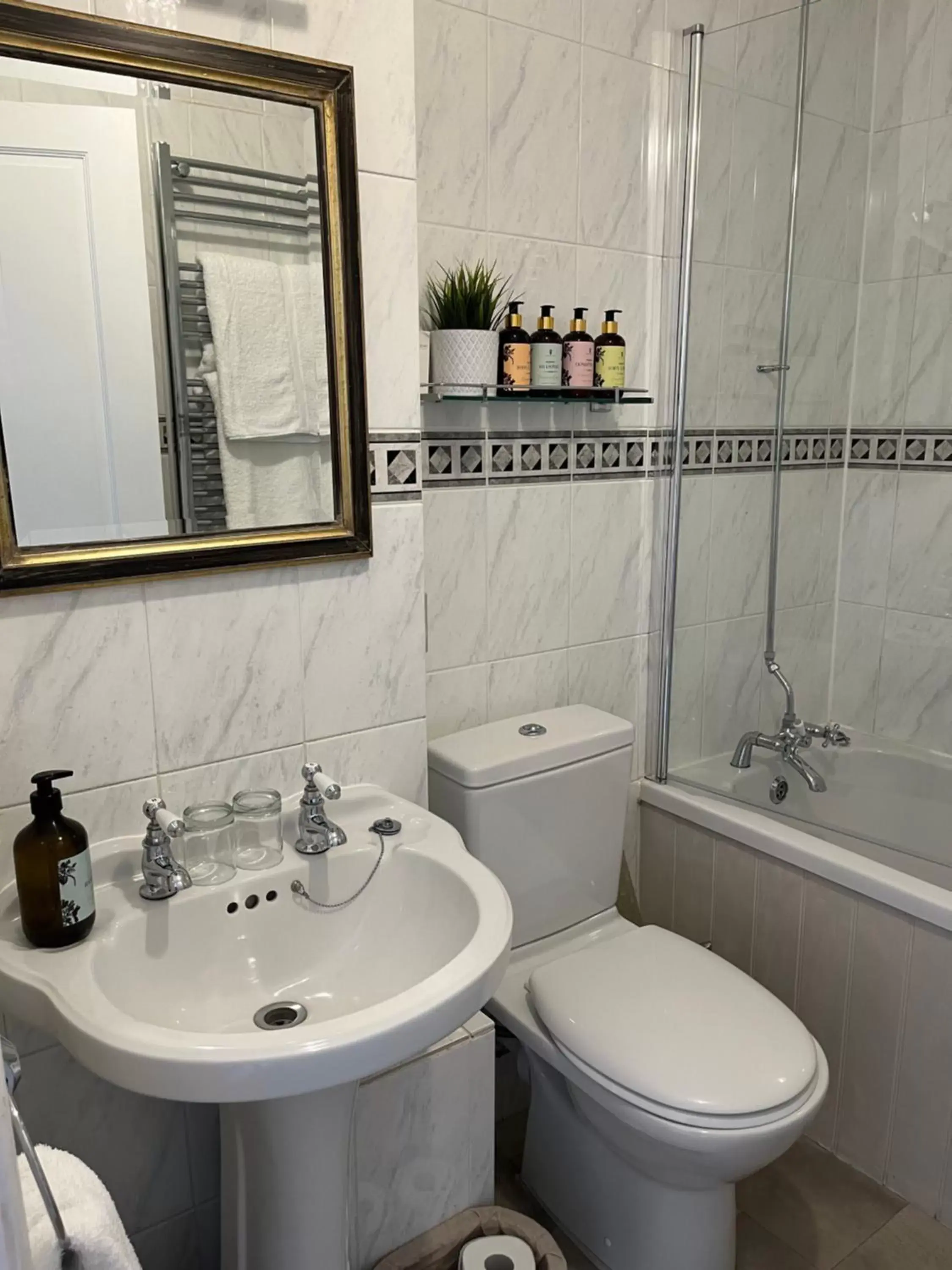 Bathroom in Burleigh Court Hotel