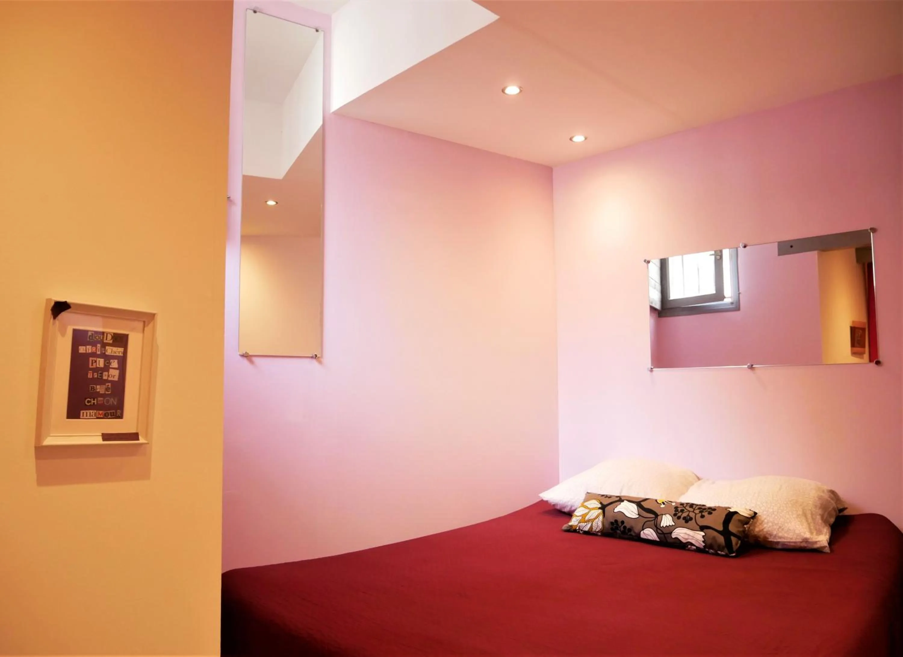 Photo of the whole room, Bed in L'Oriflamme