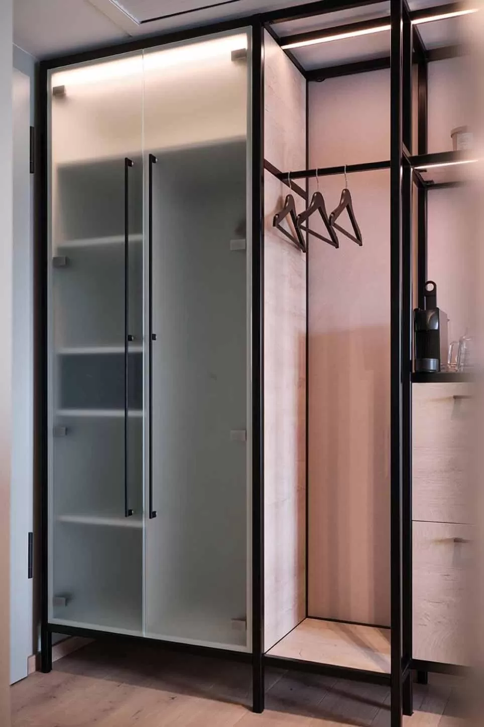 Photo of the whole room in The Flamingo