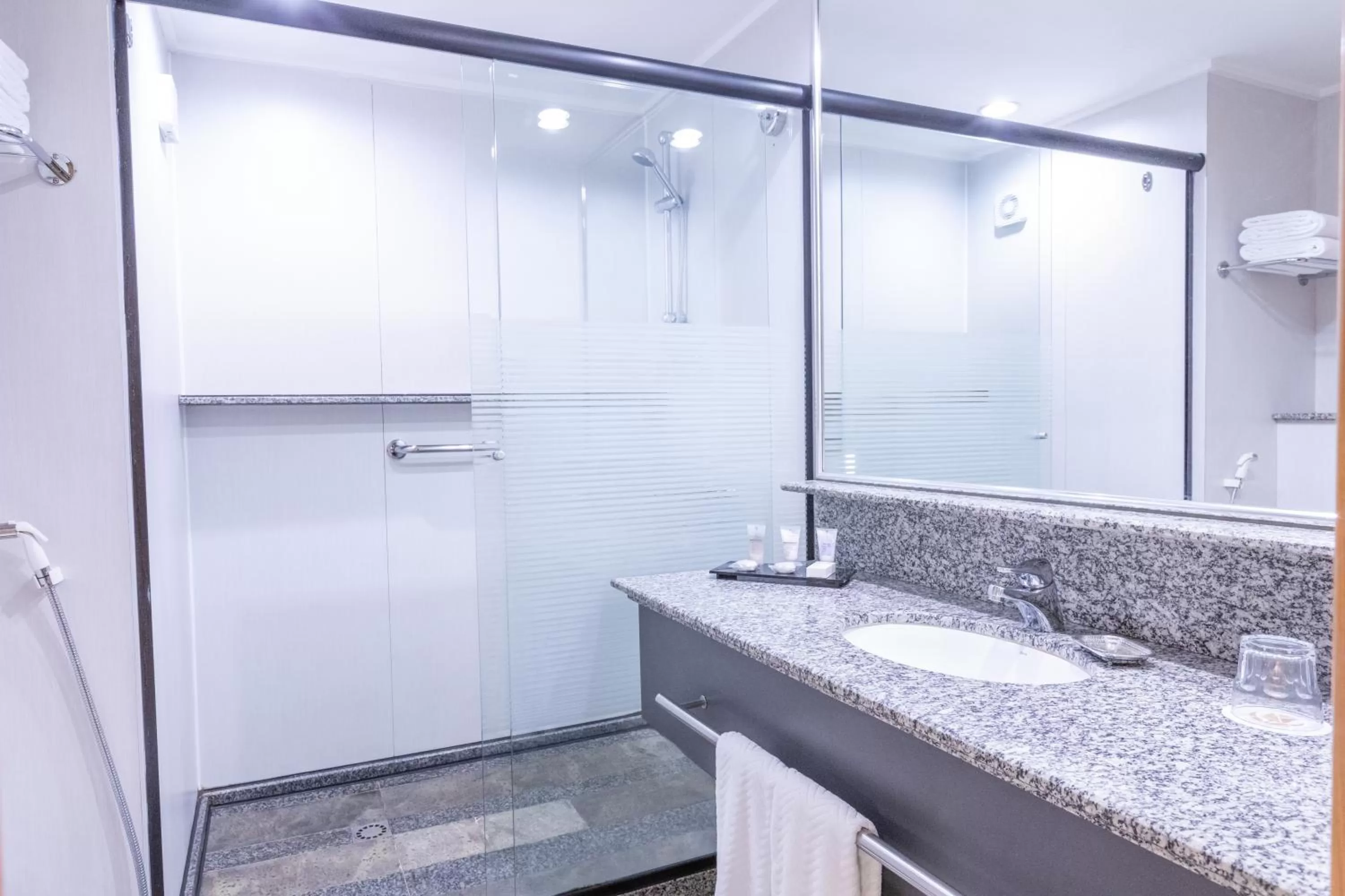 Bathroom in Golden Tulip Brasília Alvorada