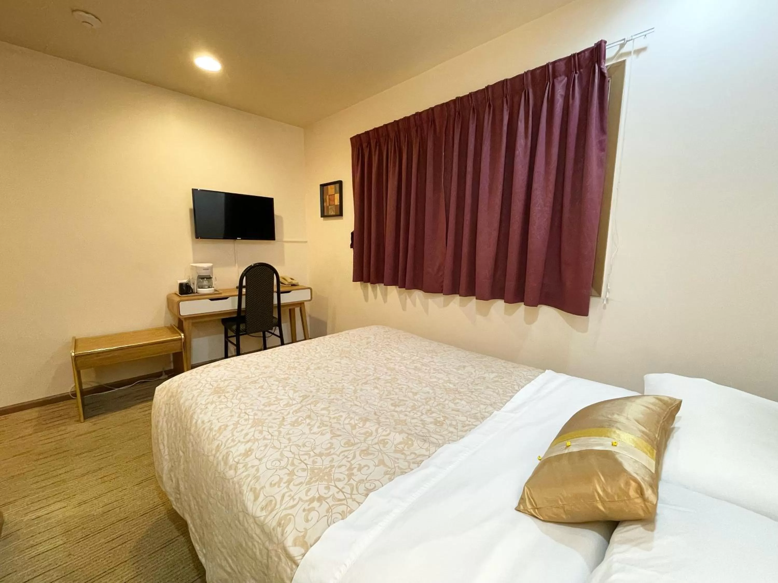 Photo of the whole room, Bed in Valhalla Inn