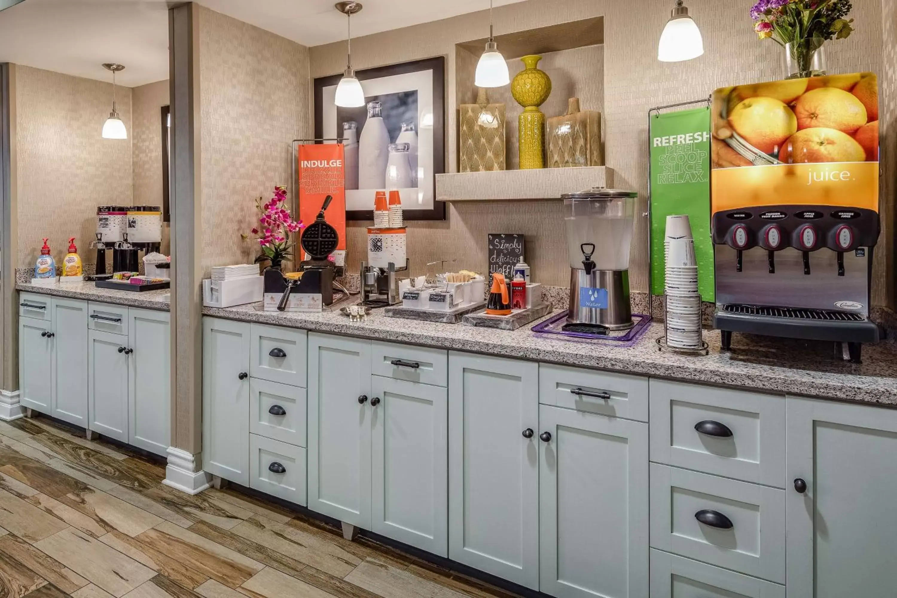 Dining area, Kitchen/Kitchenette in Hampton Inn San Francisco Airport