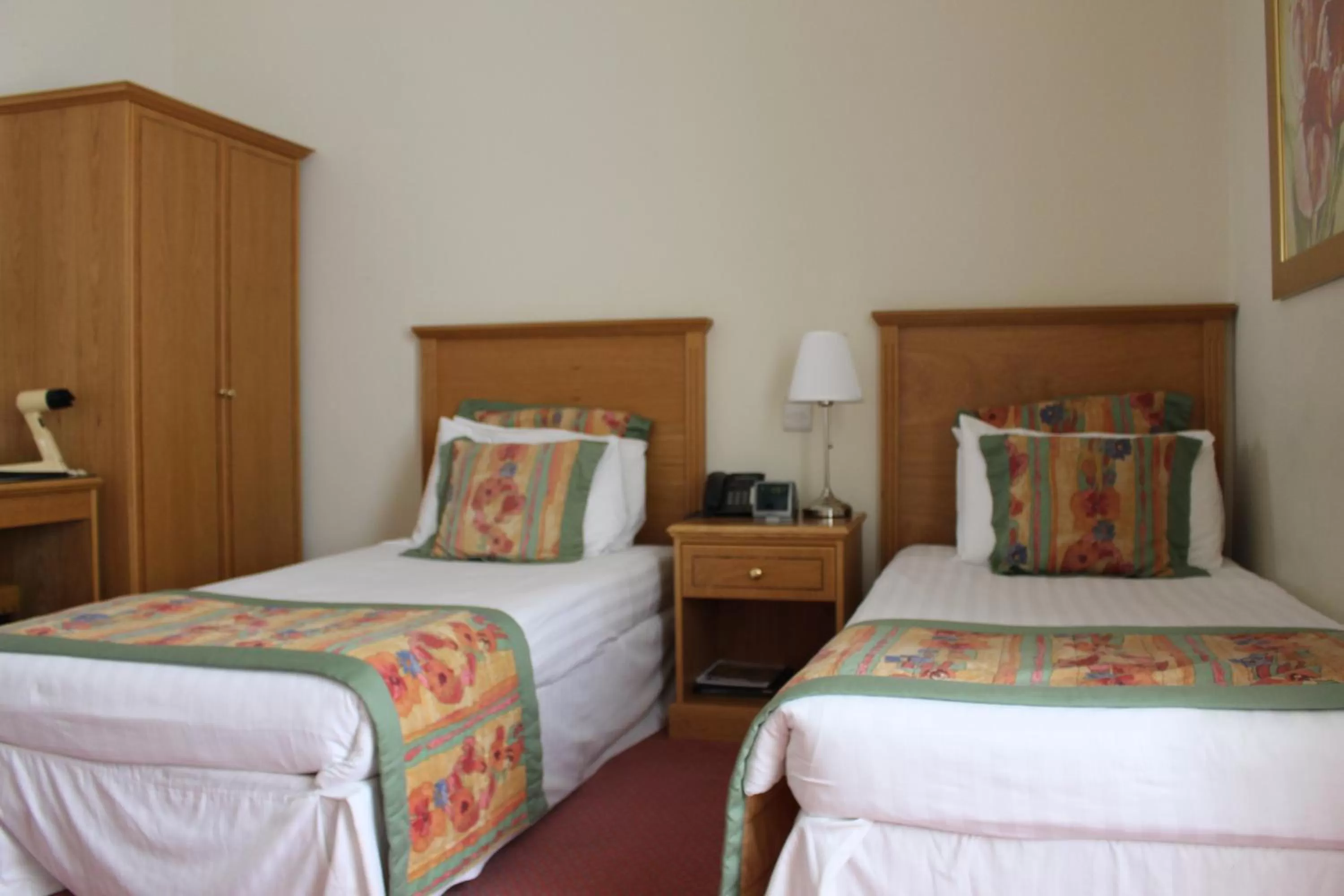 Bedroom, Bed in Horizon Hotel