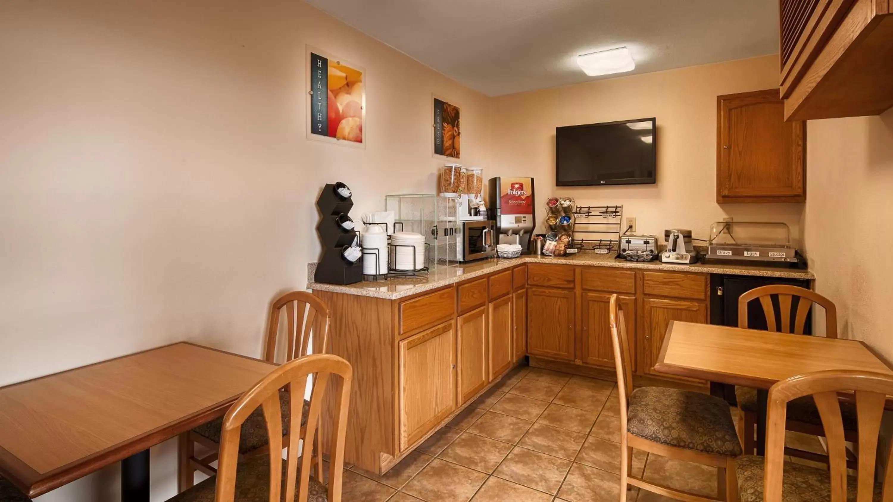 Continental breakfast, Kitchen/Kitchenette in Super 8 by Wyndham McGehee