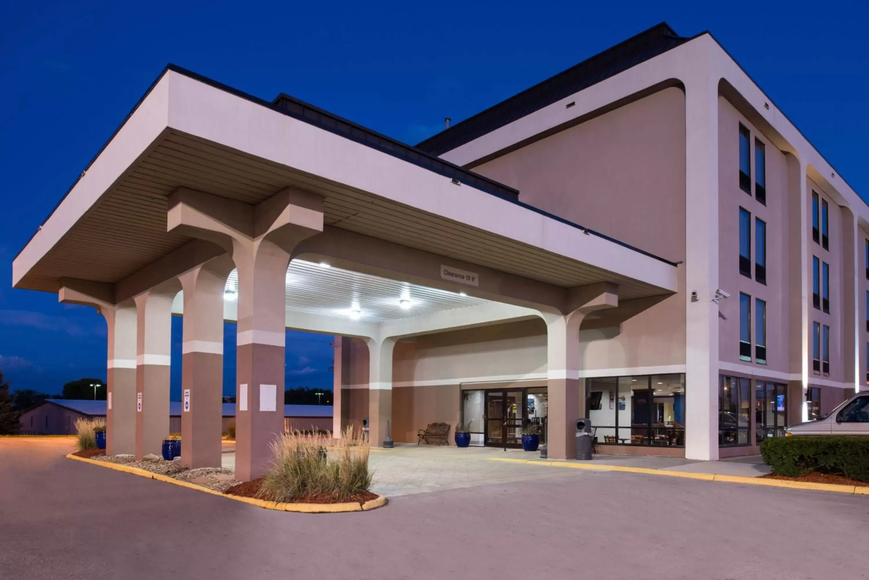 Facade/entrance, Property Building in New Victorian Inn & Suites Omaha