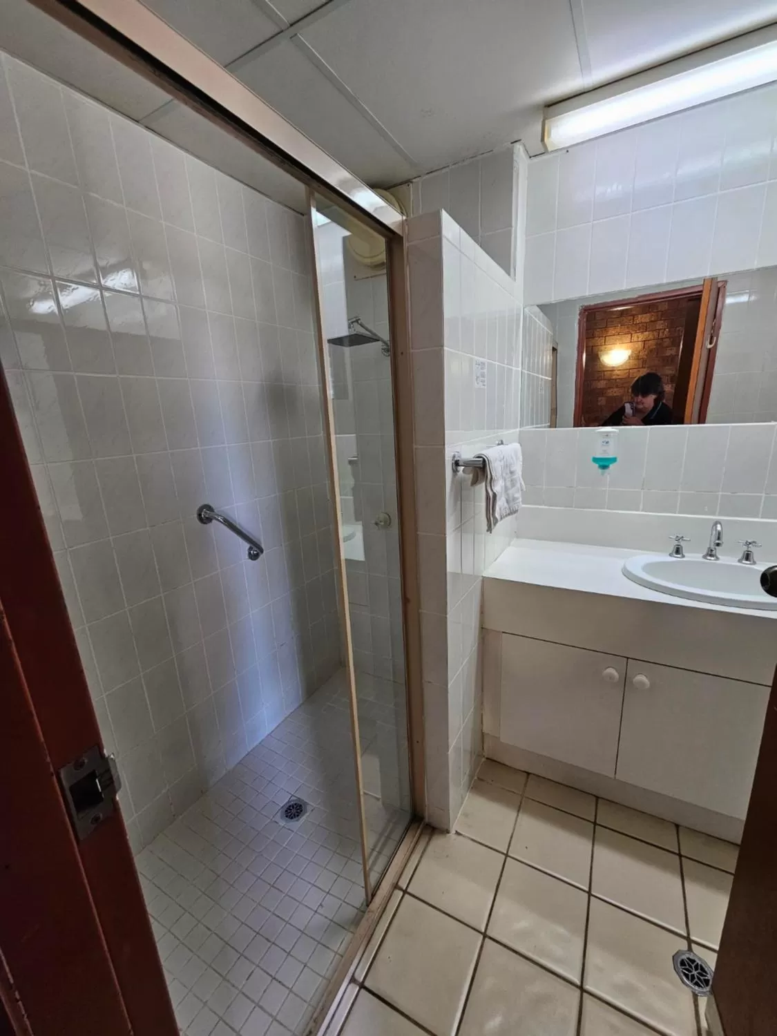 Bathroom in Courtyard Motor Inn