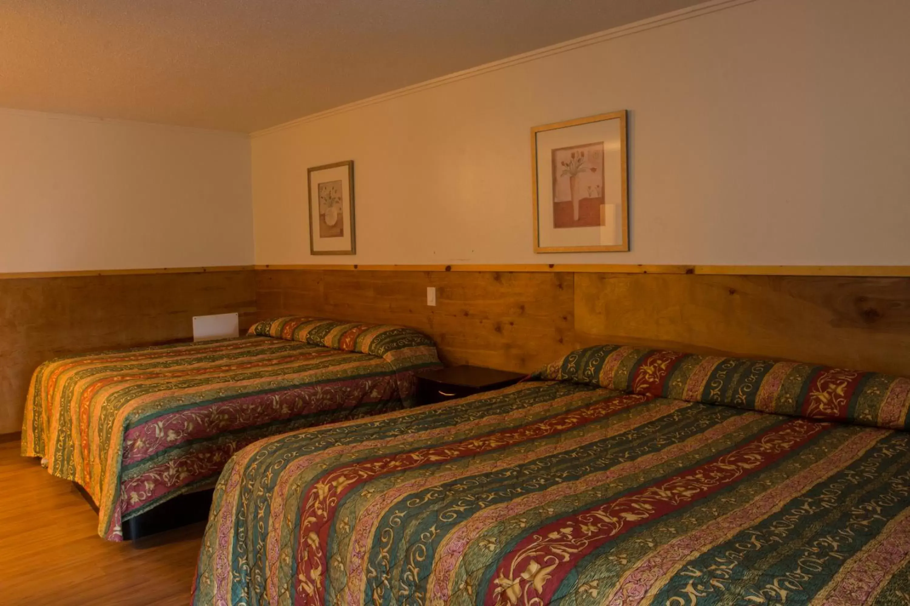 Bed in King Hendrick Motel and Suites
