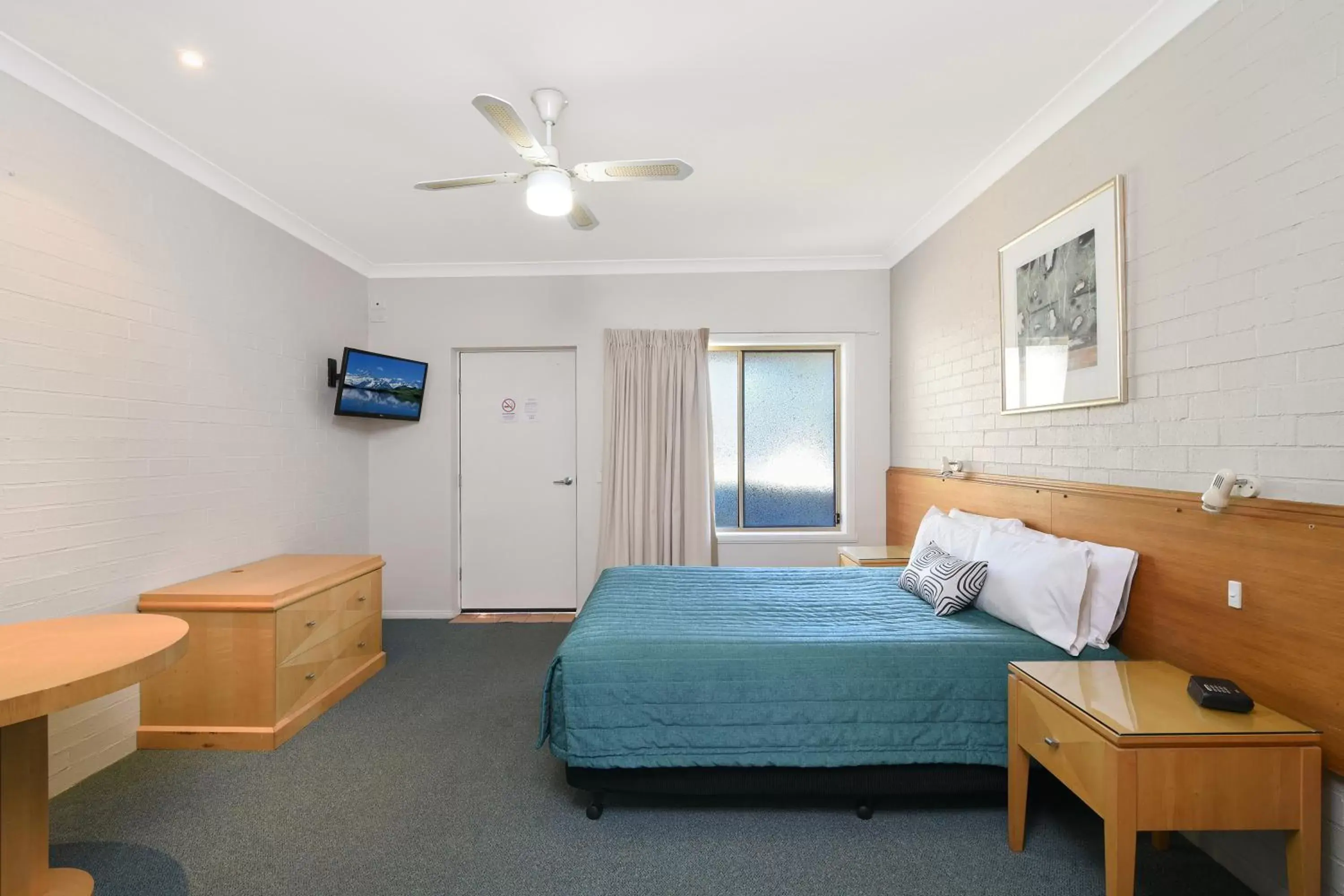 Photo of the whole room, Bed in Catalina Motel Lake Macquarie