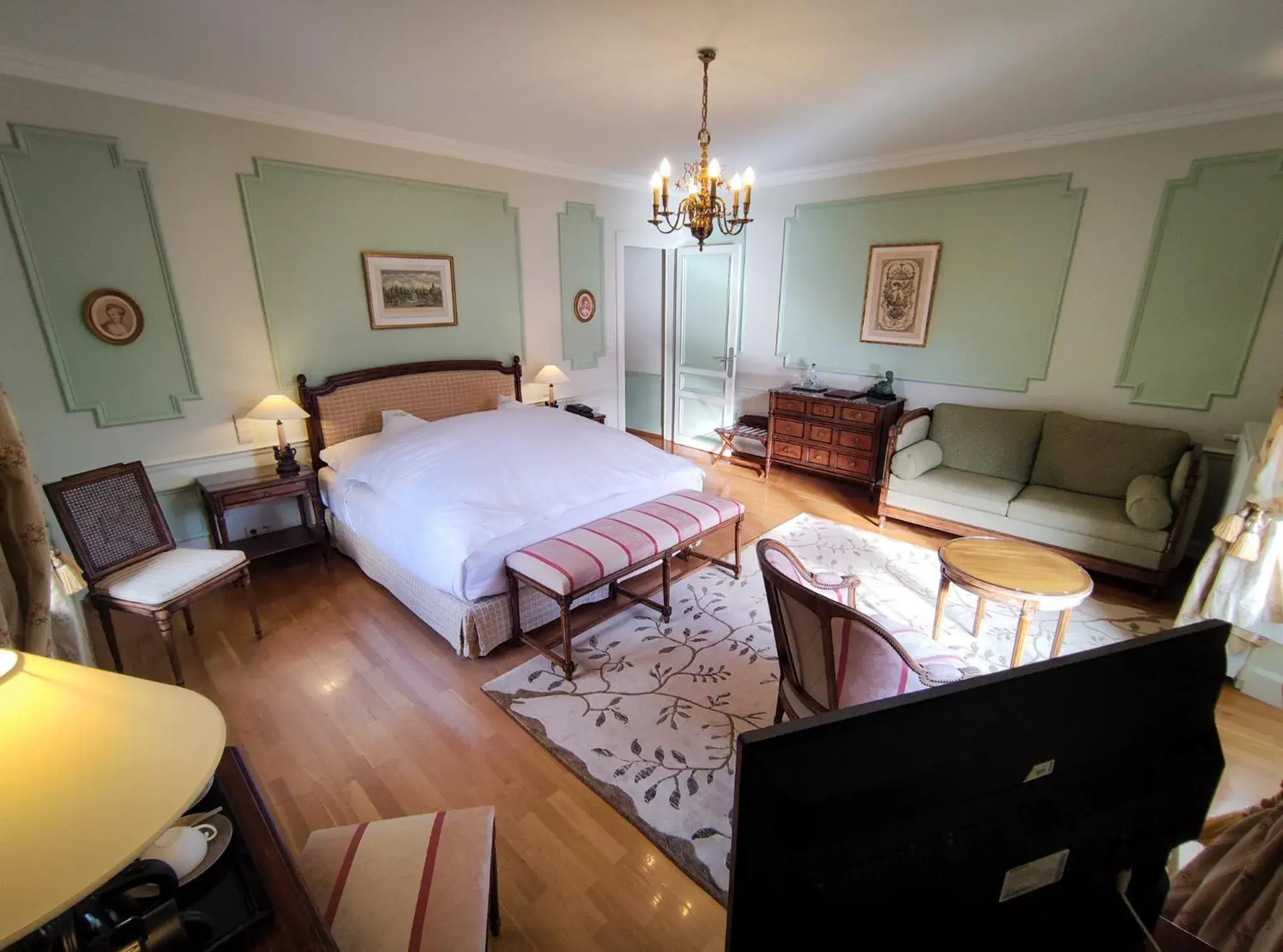 Photo of the whole room, Bed in Le Manoir Au Lac