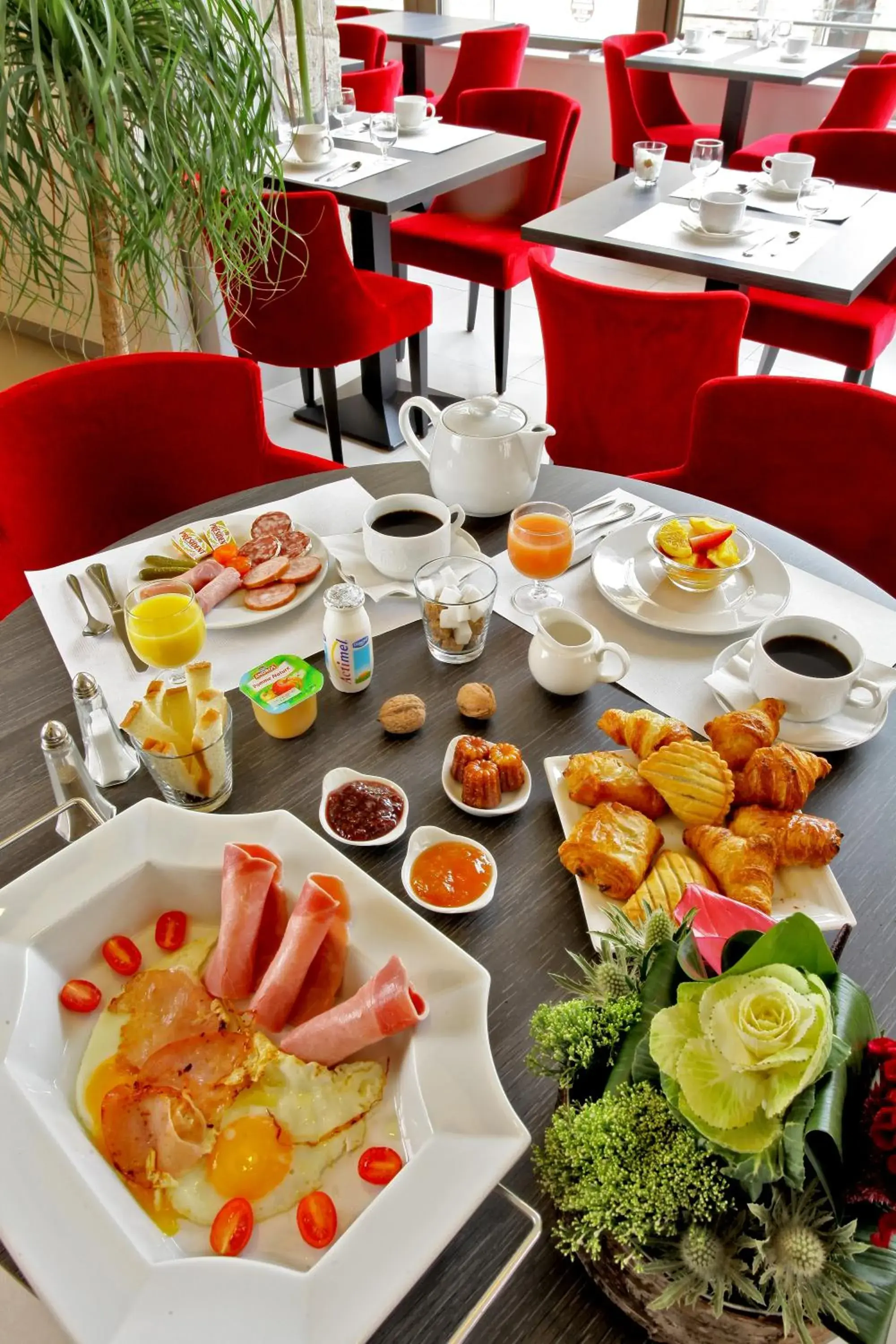 Continental breakfast in Best Western Le Renoir