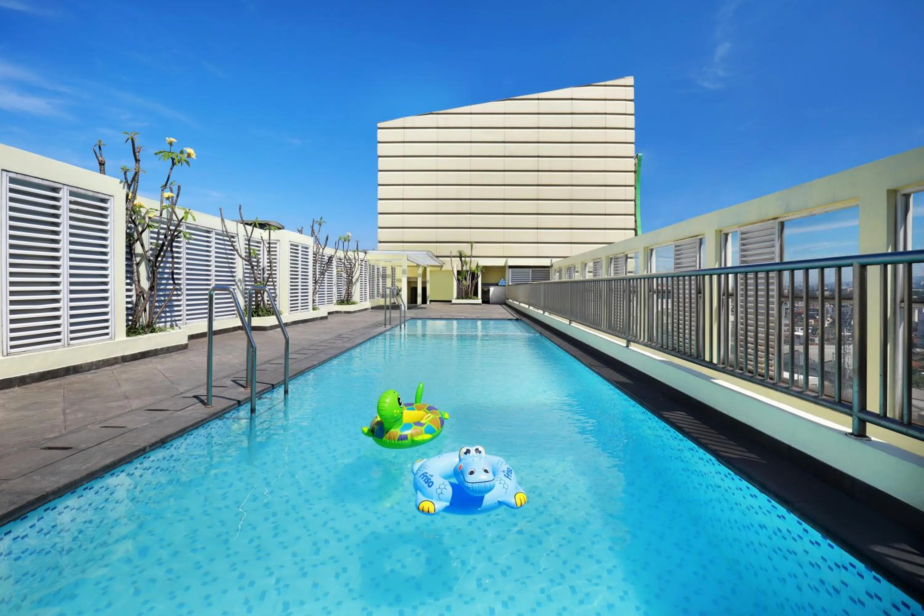 Swimming pool in KIMAYA Braga Bandung by HARRIS