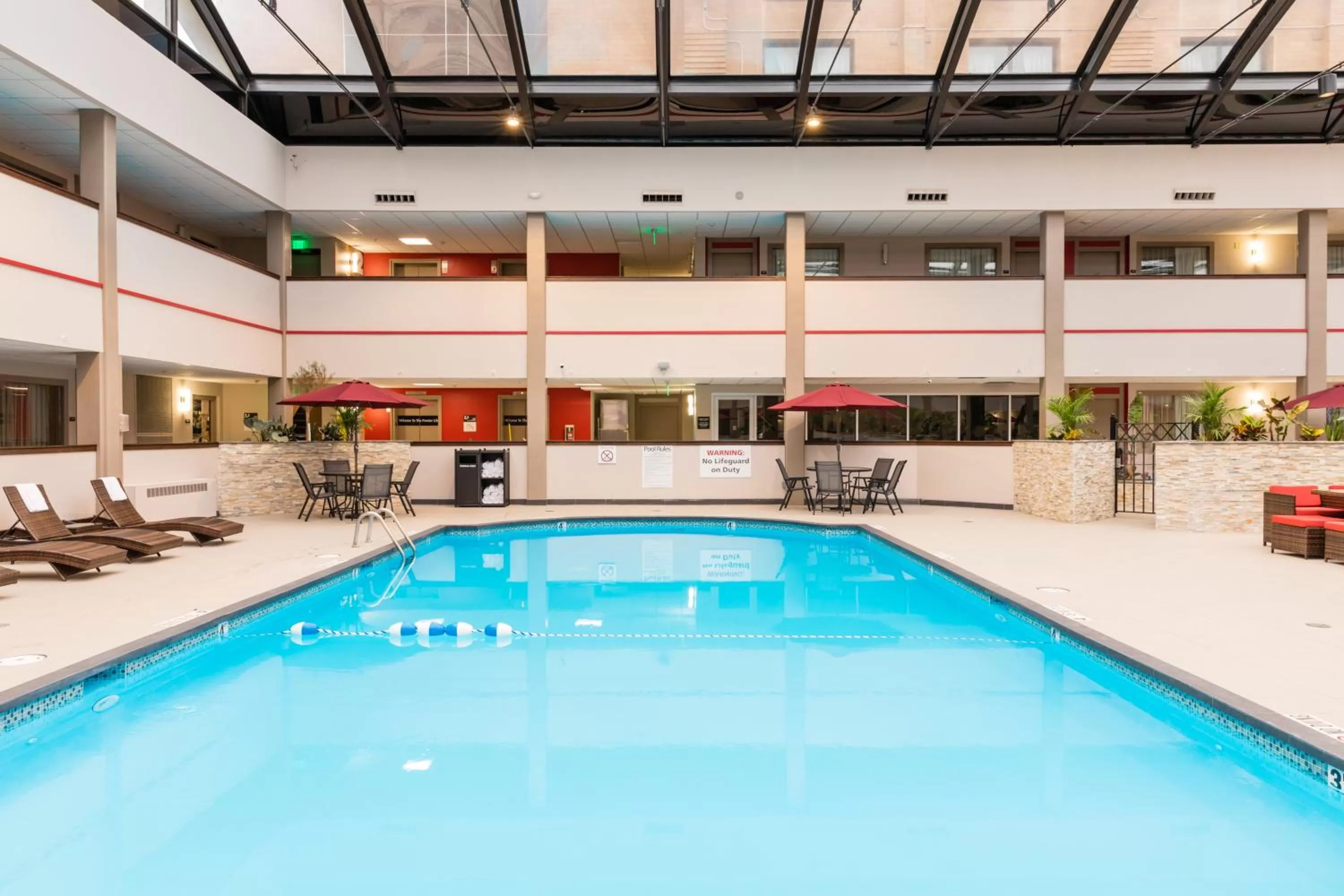 Swimming pool in Holiday Inn Brookfield - Milwaukee by IHG