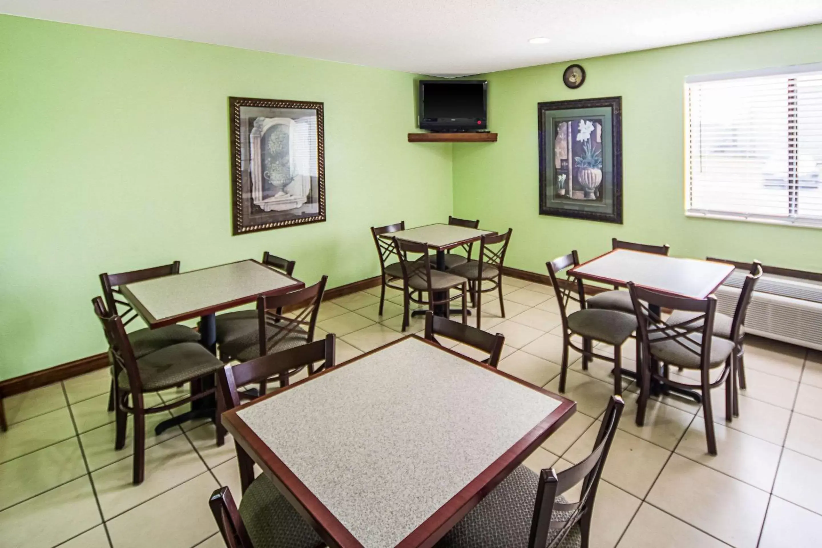 Restaurant/Places to Eat in Quality Inn Columbia City near US-30