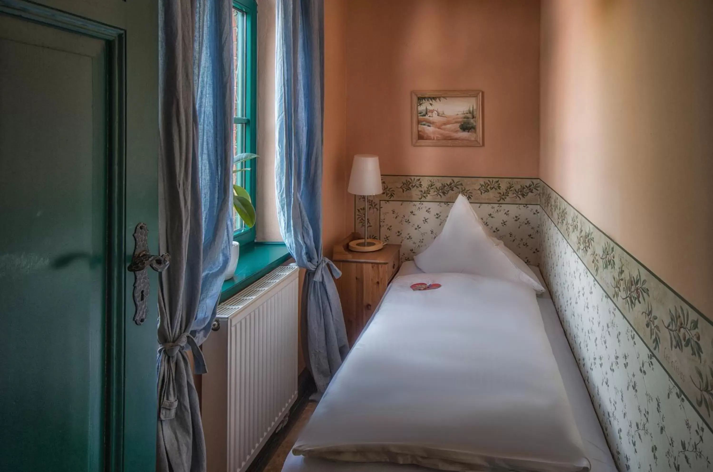 Bed, Room Photo in Hotel zur Henne