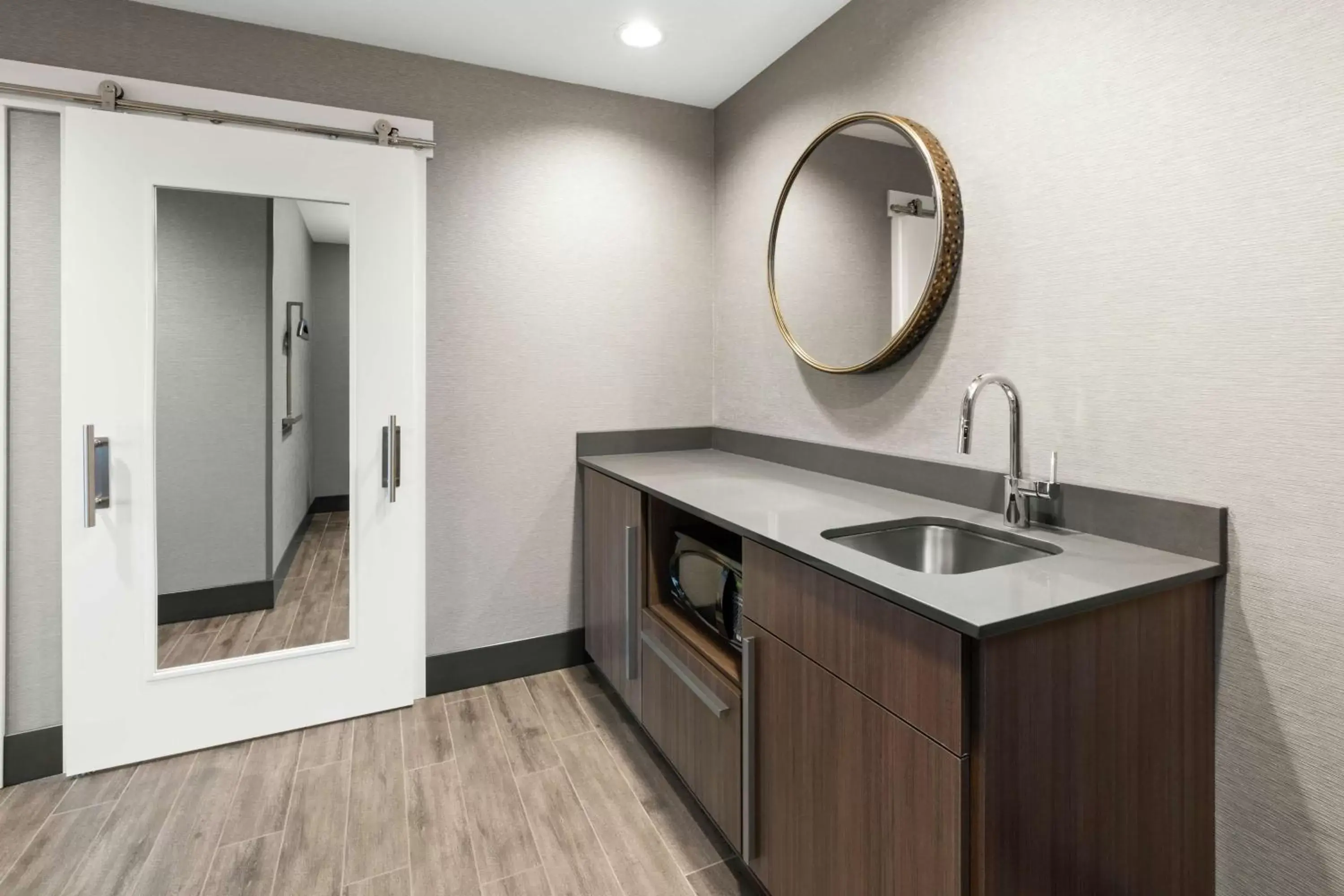 Photo of the whole room, Kitchen/Kitchenette in Hampton Inn & Suites Spokane Downtown-South