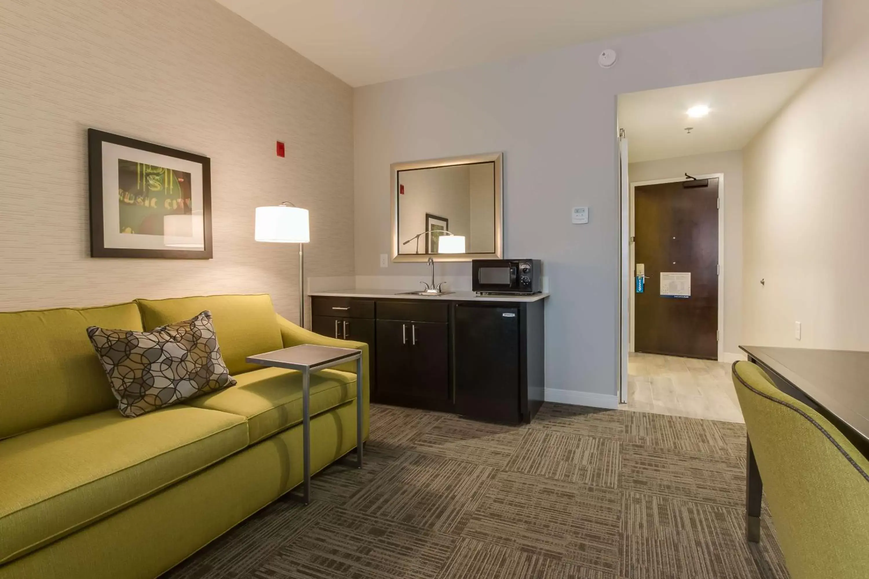 Bed, Kitchen/Kitchenette in Hampton Inn White House