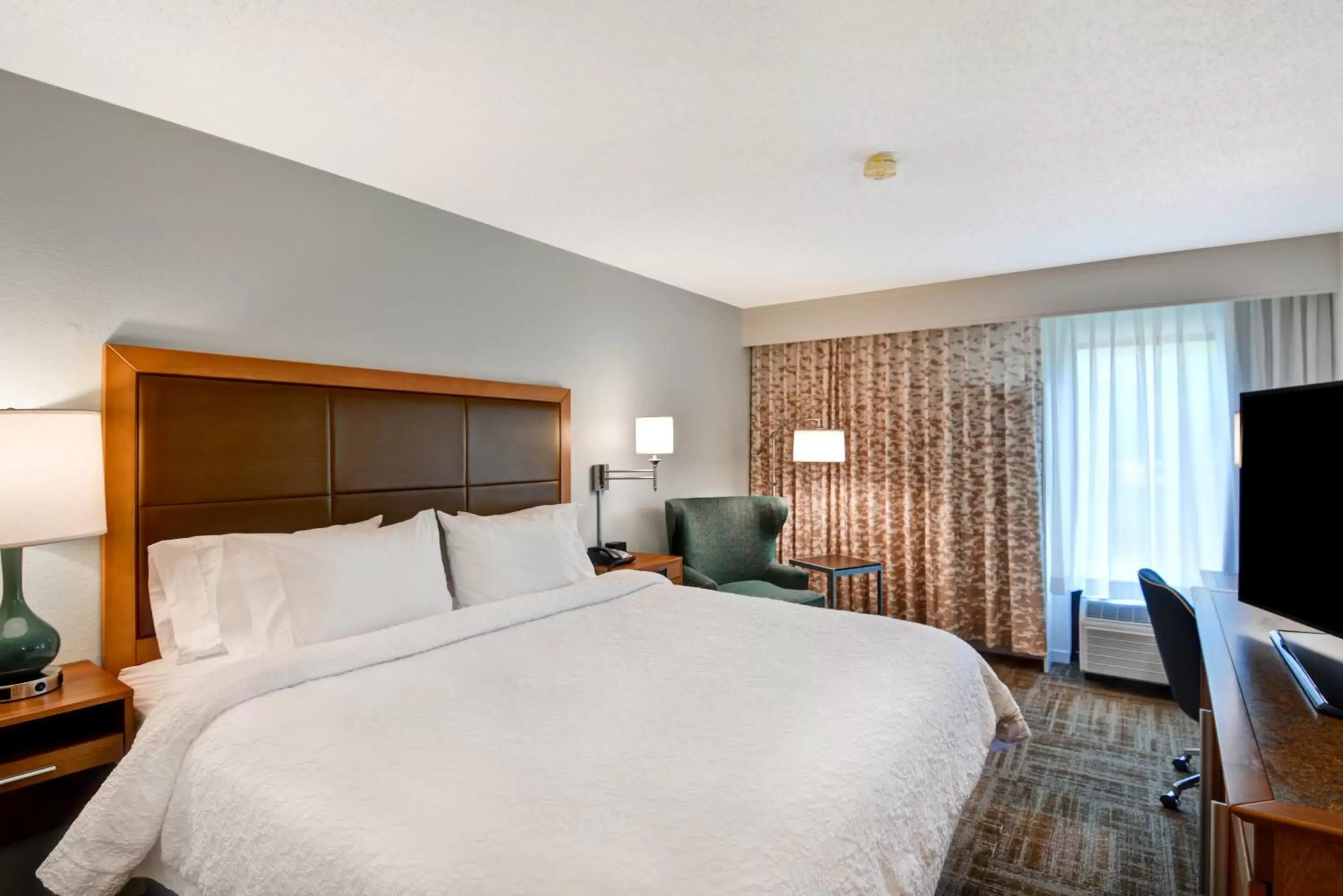 Photo of the whole room, Bed in Hampton Inn Columbia-I-26 Airport