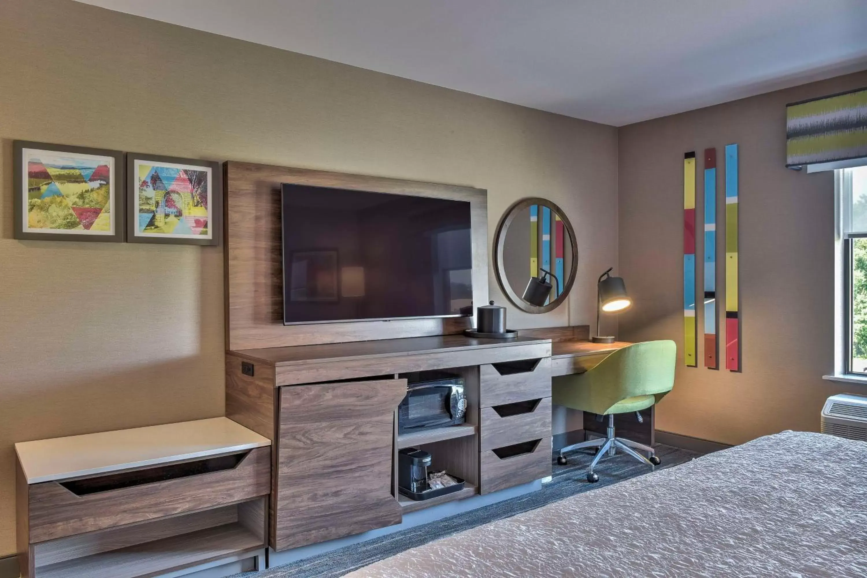 Bedroom, TV/Entertainment Center in Hampton Inn & Suites Keene